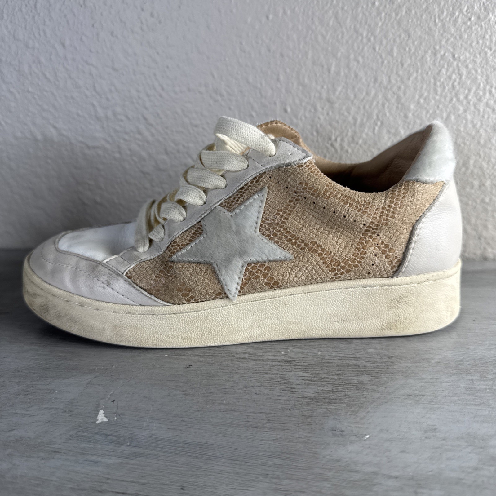 Oasis Society Women’s Shoes size 6, White & Beige Snake Print Faux Leather