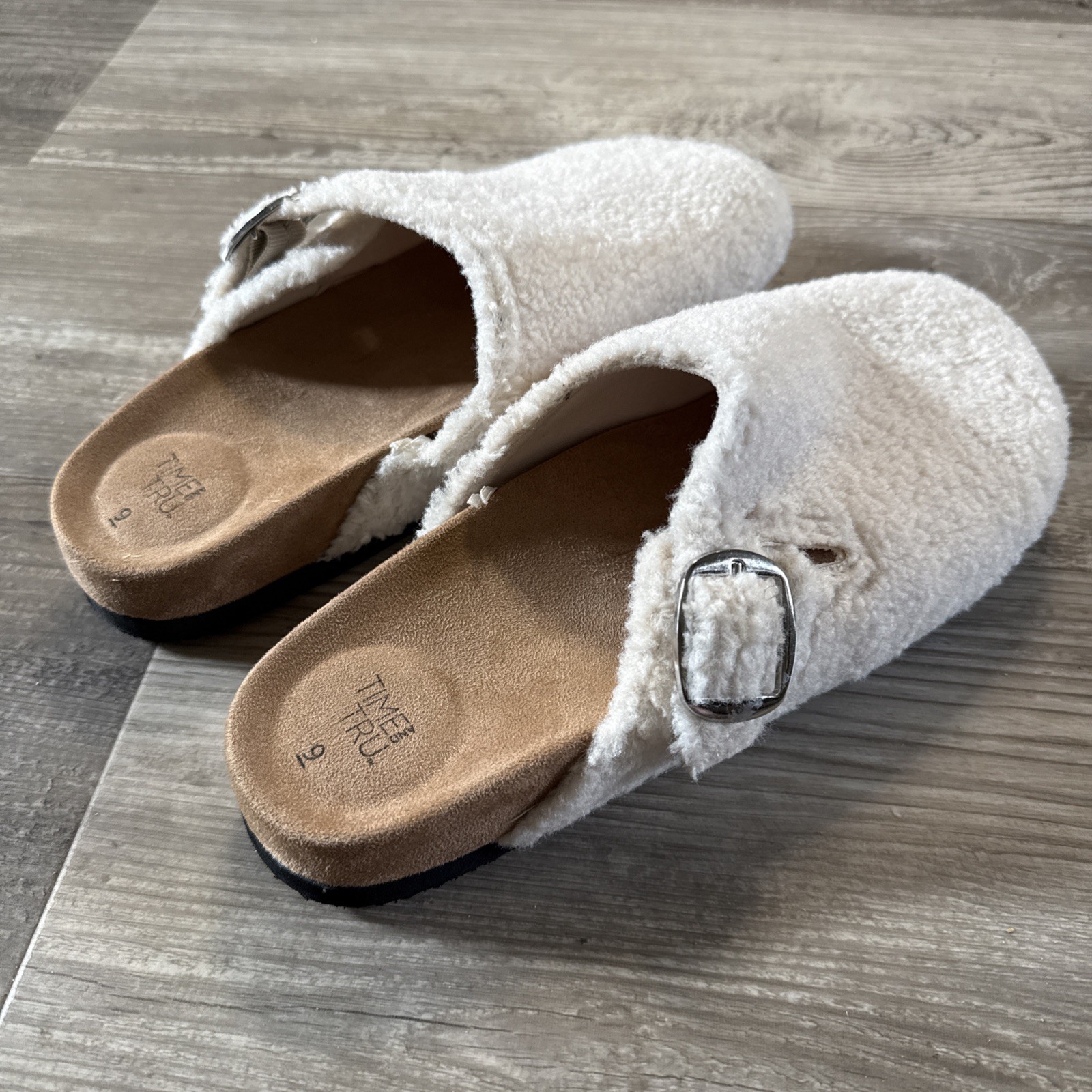 Time and Tru Women’s Buckle Clogs Comfort Shoes Slip On Faux Shearling Size 9