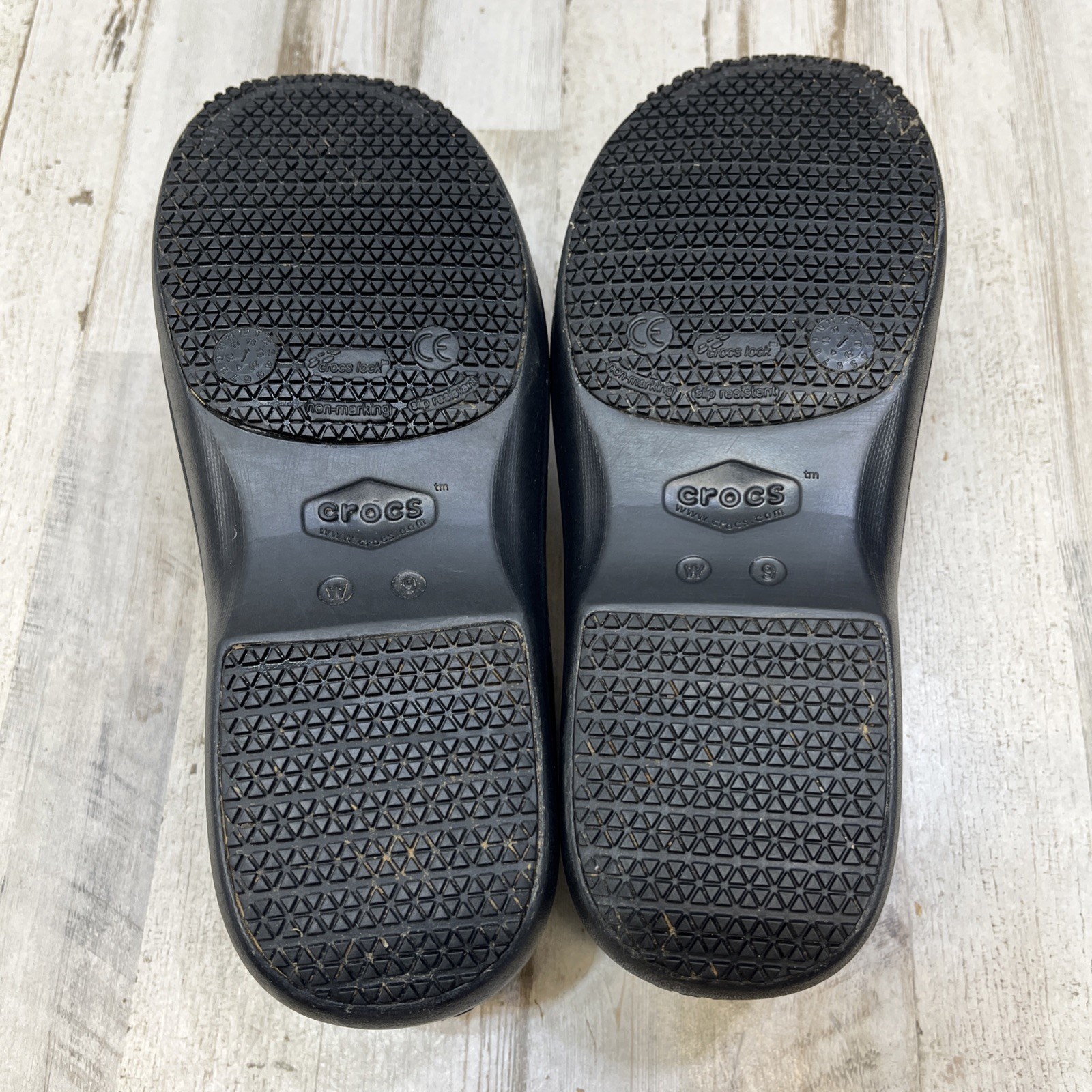 Crocs Dual Comfort Women’s Spotted Clog Shoes Black Gray Nursing Slip-On Size 9