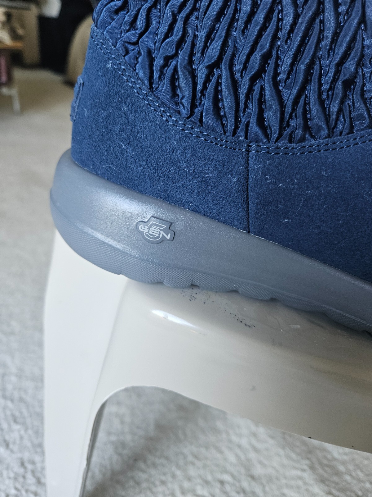 SKECHERS GEN WOMENS SLIP IN US 9 SUEDE AND TEXTILE UPPER SHOES. FAUX FUR LINING