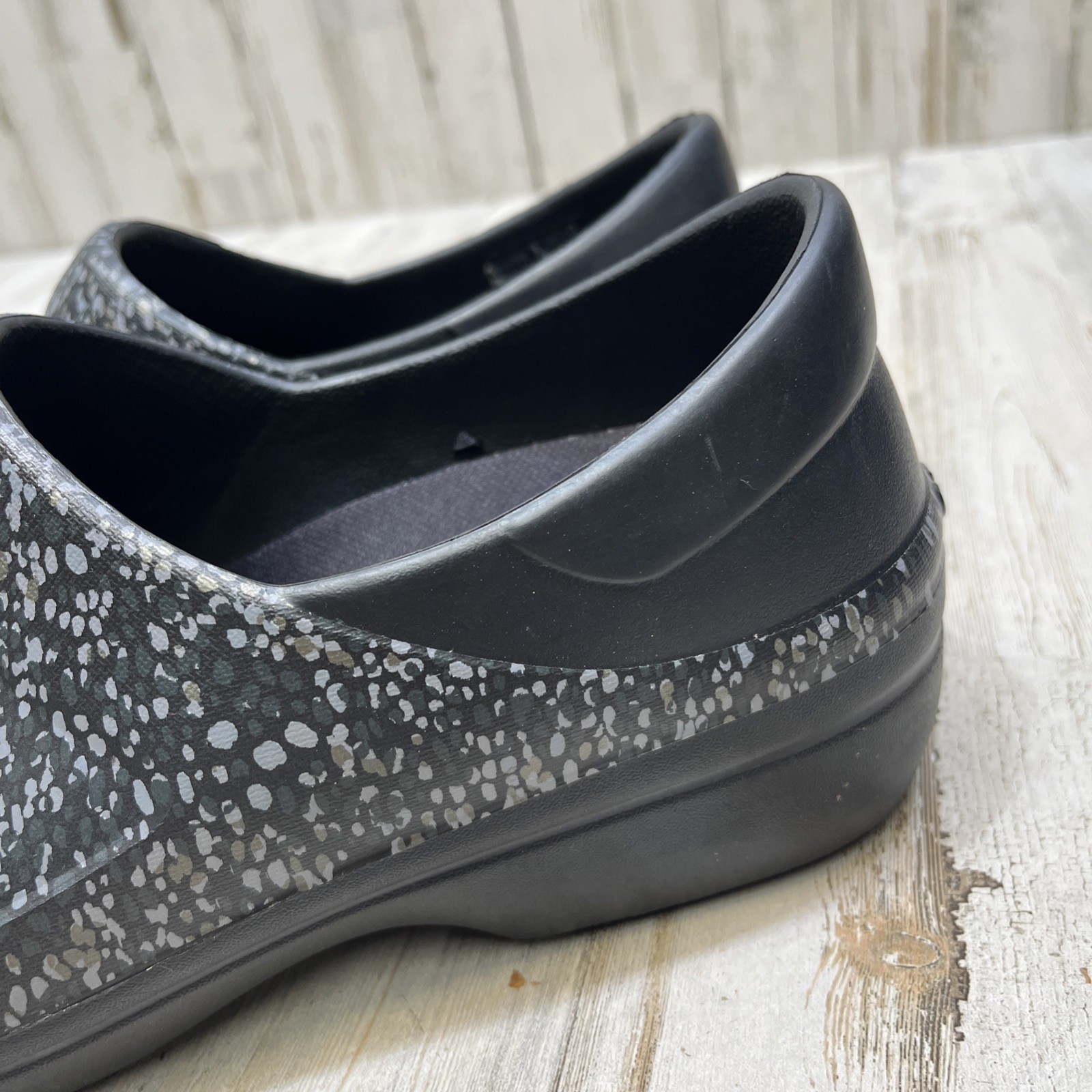 Crocs Dual Comfort Women’s Spotted Clog Shoes Black Gray Nursing Slip-On Size 9