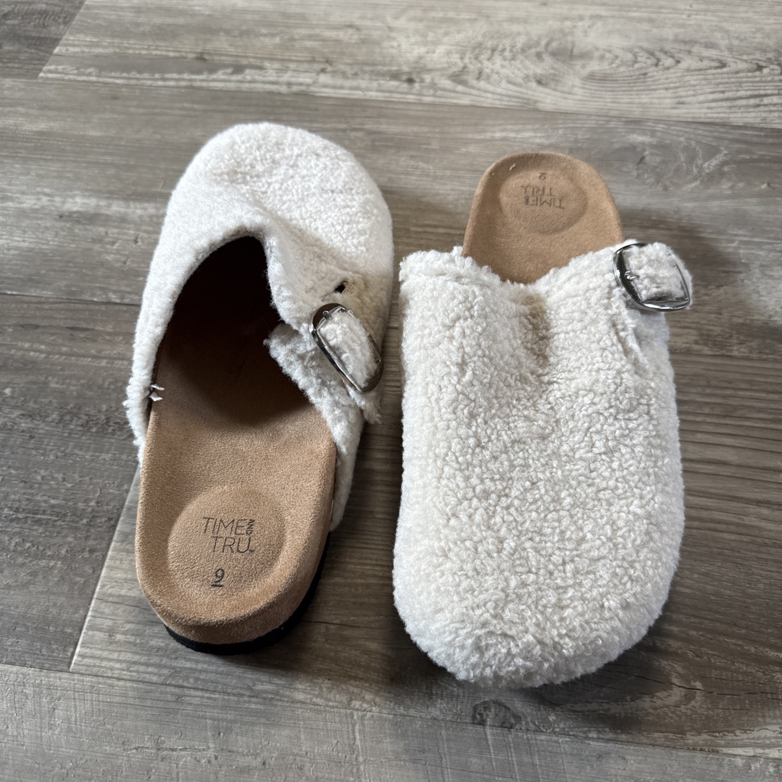 Time and Tru Women’s Buckle Clogs Comfort Shoes Slip On Faux Shearling Size 9