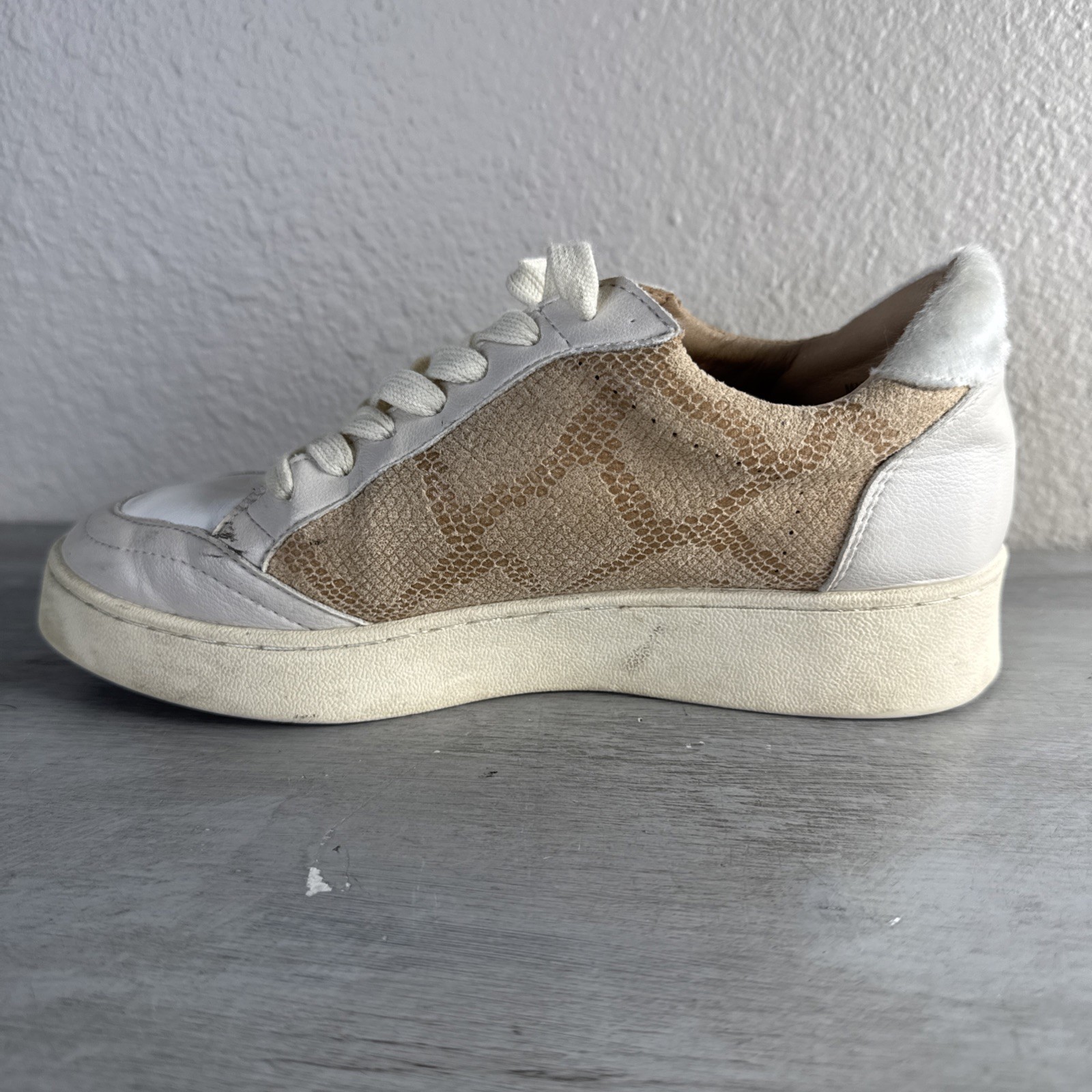 Oasis Society Women’s Shoes size 6, White & Beige Snake Print Faux Leather
