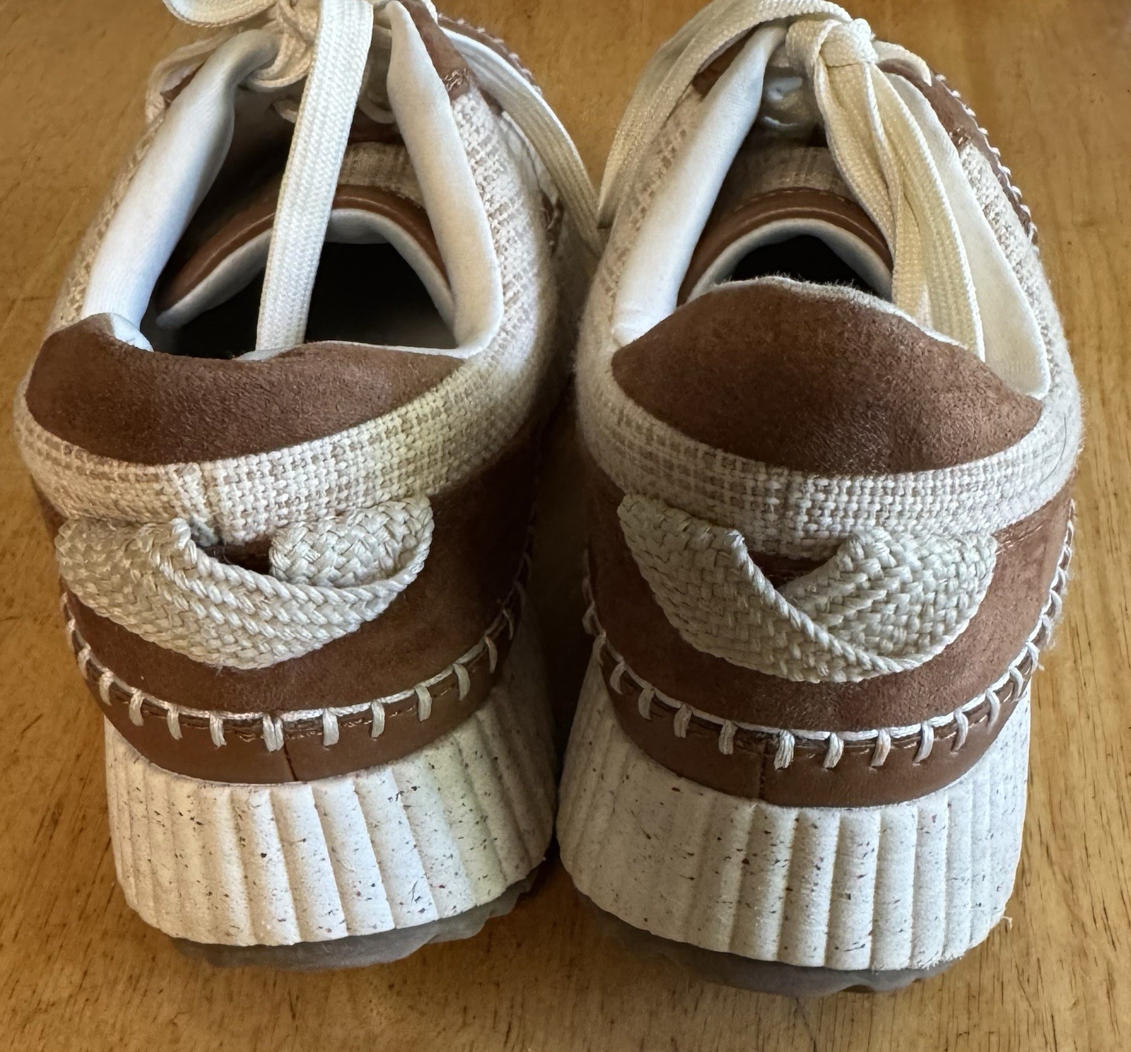 New Universal Thread Women’s Sneakers Size 10 Tan & White Woven Memory Foam