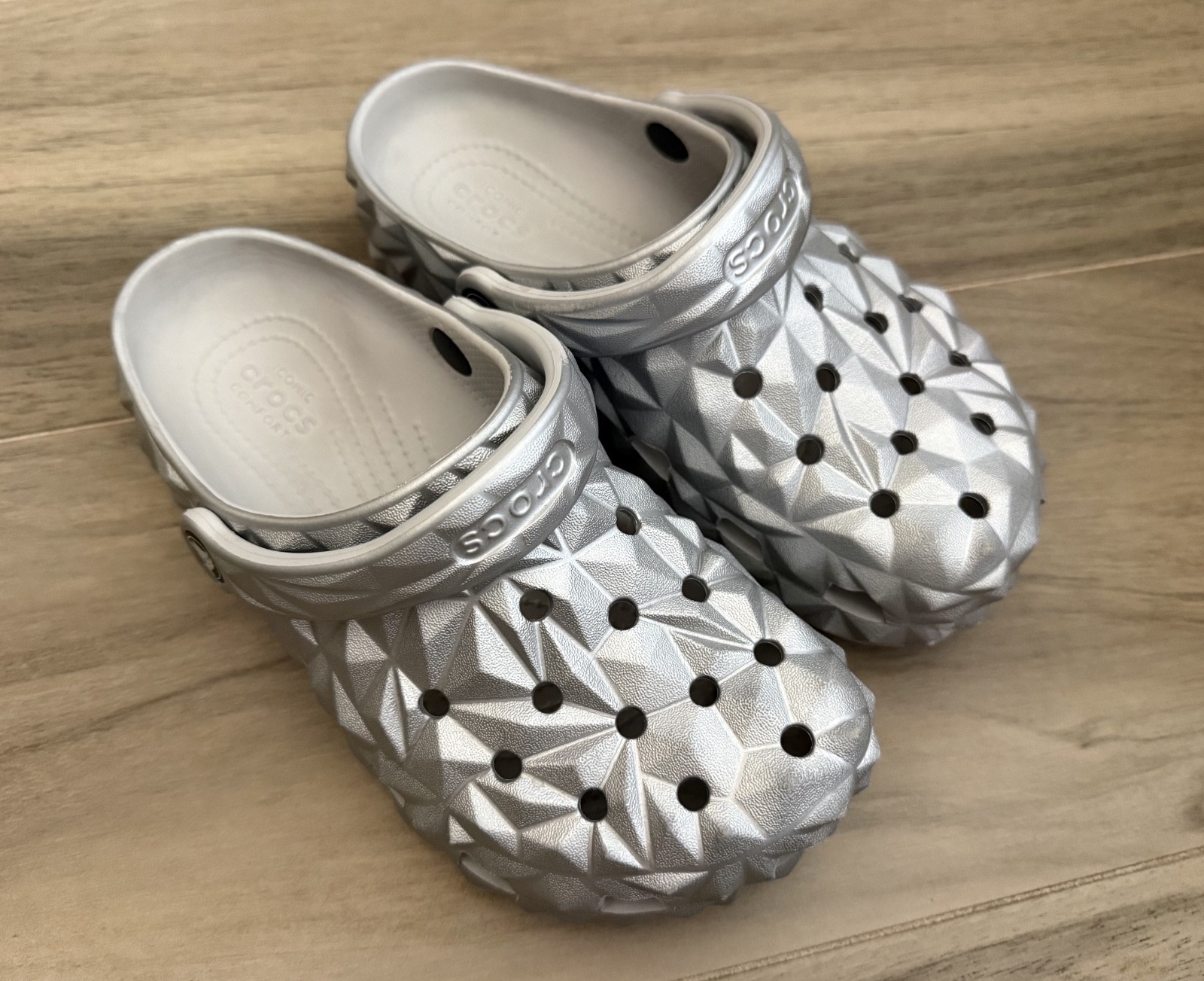 RARE Crocs Geometric Clogs SILVER Metallic WOMEN size 7, MEN size 5, UNISEX