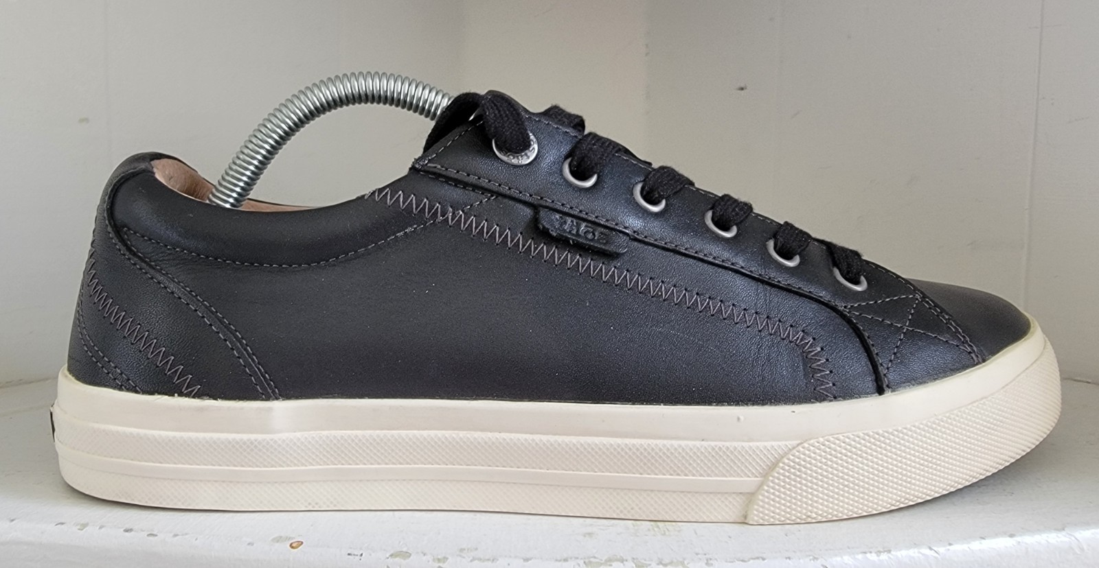 Taos Onward Black Leather Sneakers Size 11 Comfort Arch Support Insole Tie Shoes
