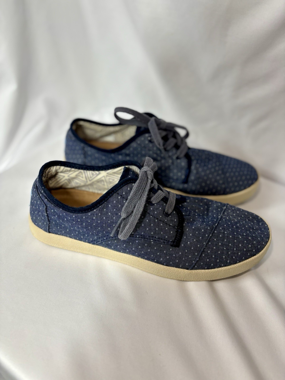 TOMS Women’s Casual Cloth Sneaker Blue w/White Polka Dots Lace Up Size W8 Used