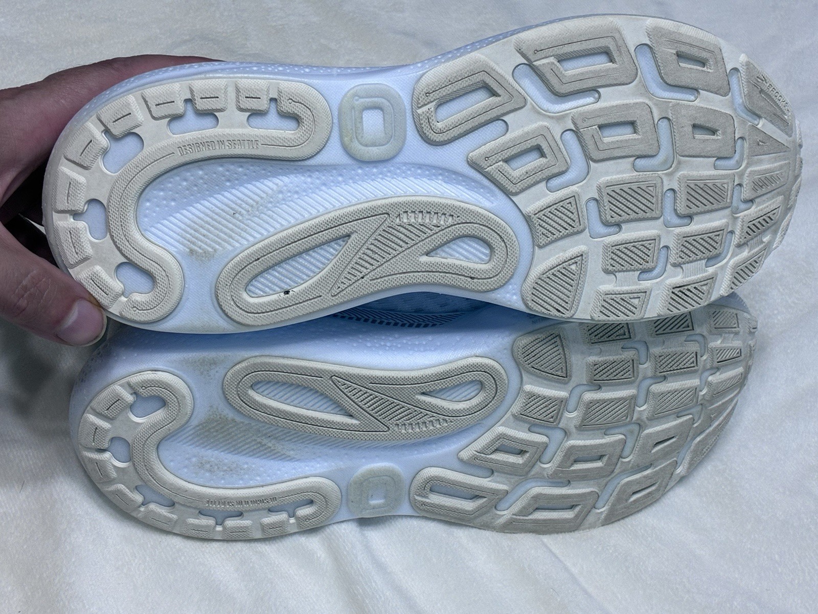 Brooks Adrenaline GTS 24 Women 9.5 White Mesh Running Athletic Sneakers