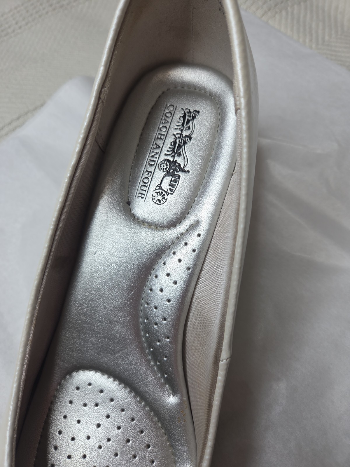 Coach Pearl White Patent Kitten Heel Pumps Women’s 8.5 Pointed Toe EUC