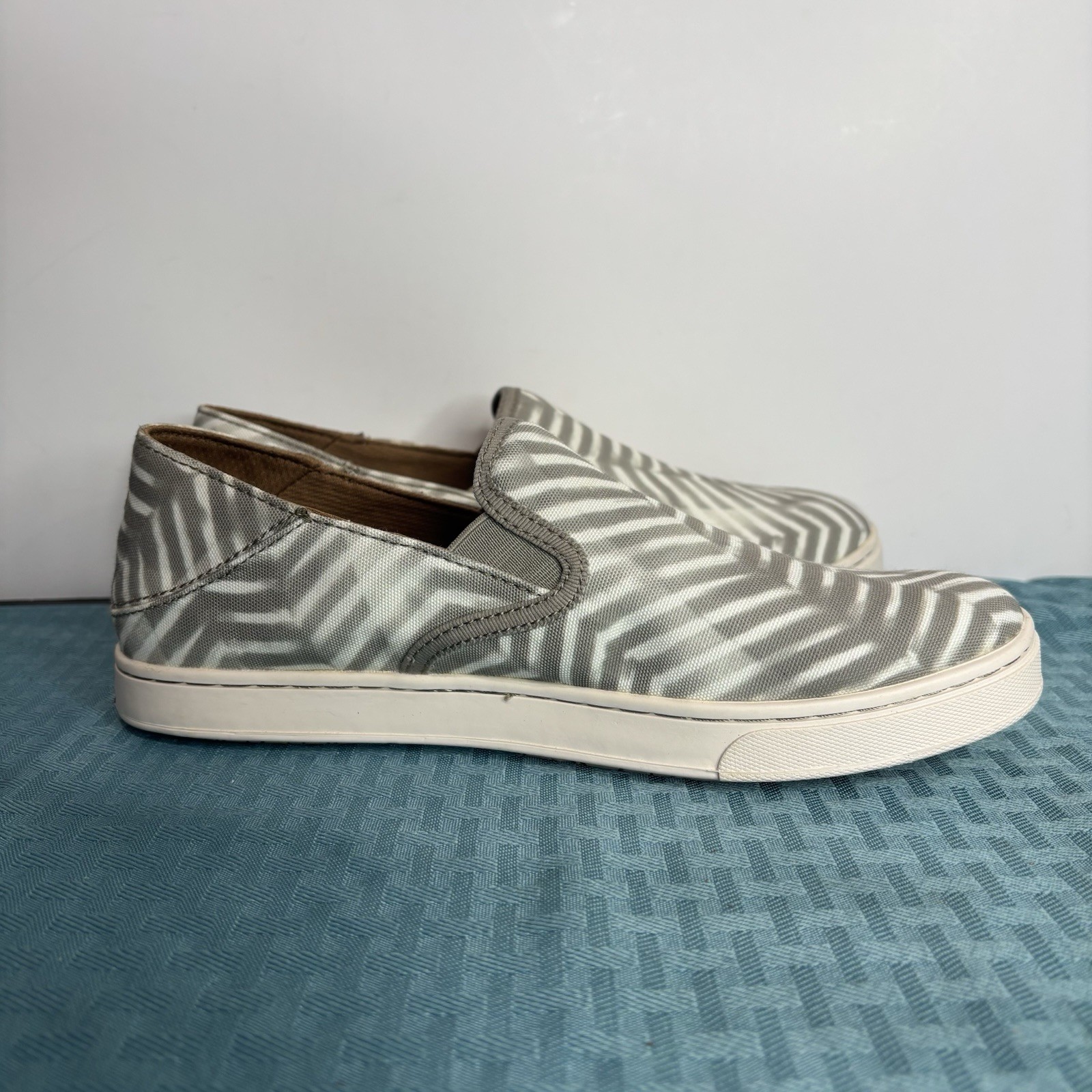 OluKai Pehuea Pai Womens Size 7.5 Shoes Gray/Off White Canvas Slip On Sneakers
