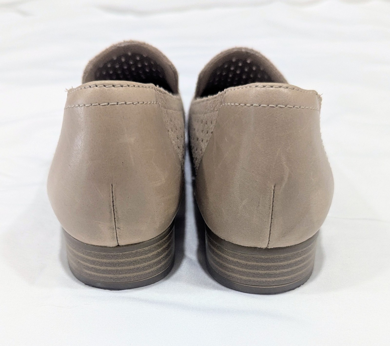Clarks Juliet Hayes Size 6.5 Tan Suede Perforated Pattern Loafer Flats Women’s