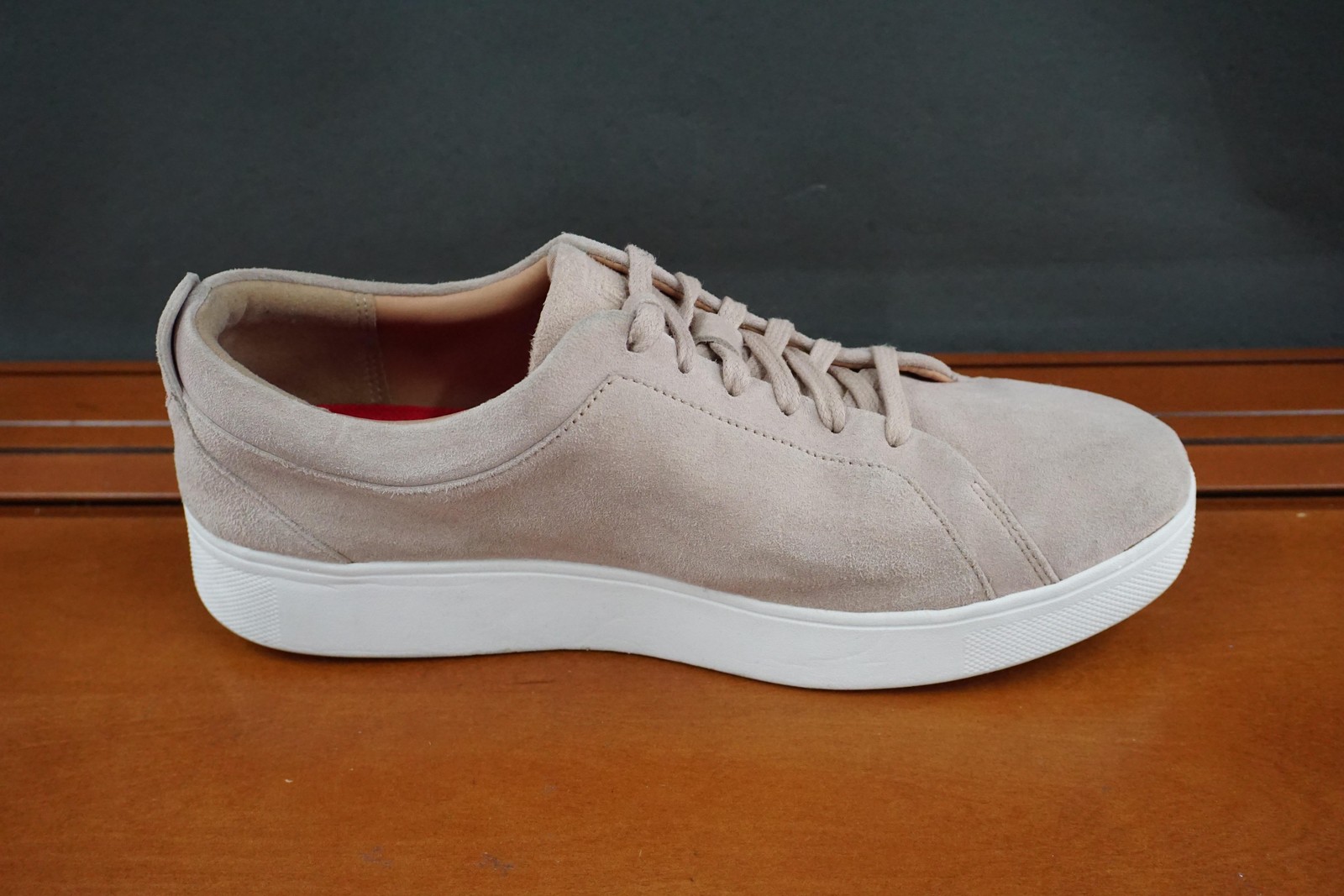 FitFlop Rally Shoe Womens Size 7.5 Beige Suede Low Top Lace Up Comfort Sneakers