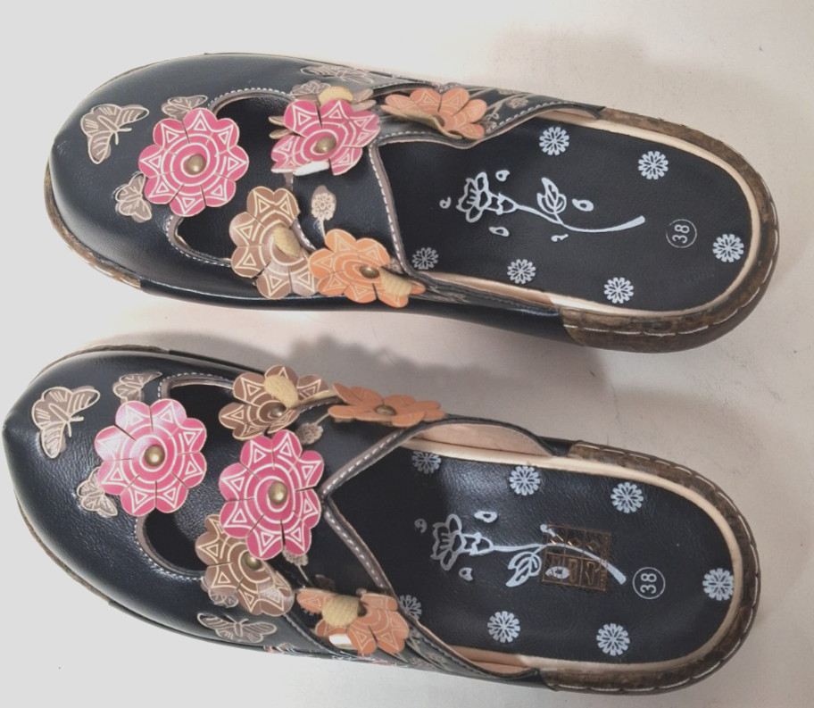 Clog style shoes with floral motif – Vinyl material Size 7.5 B New