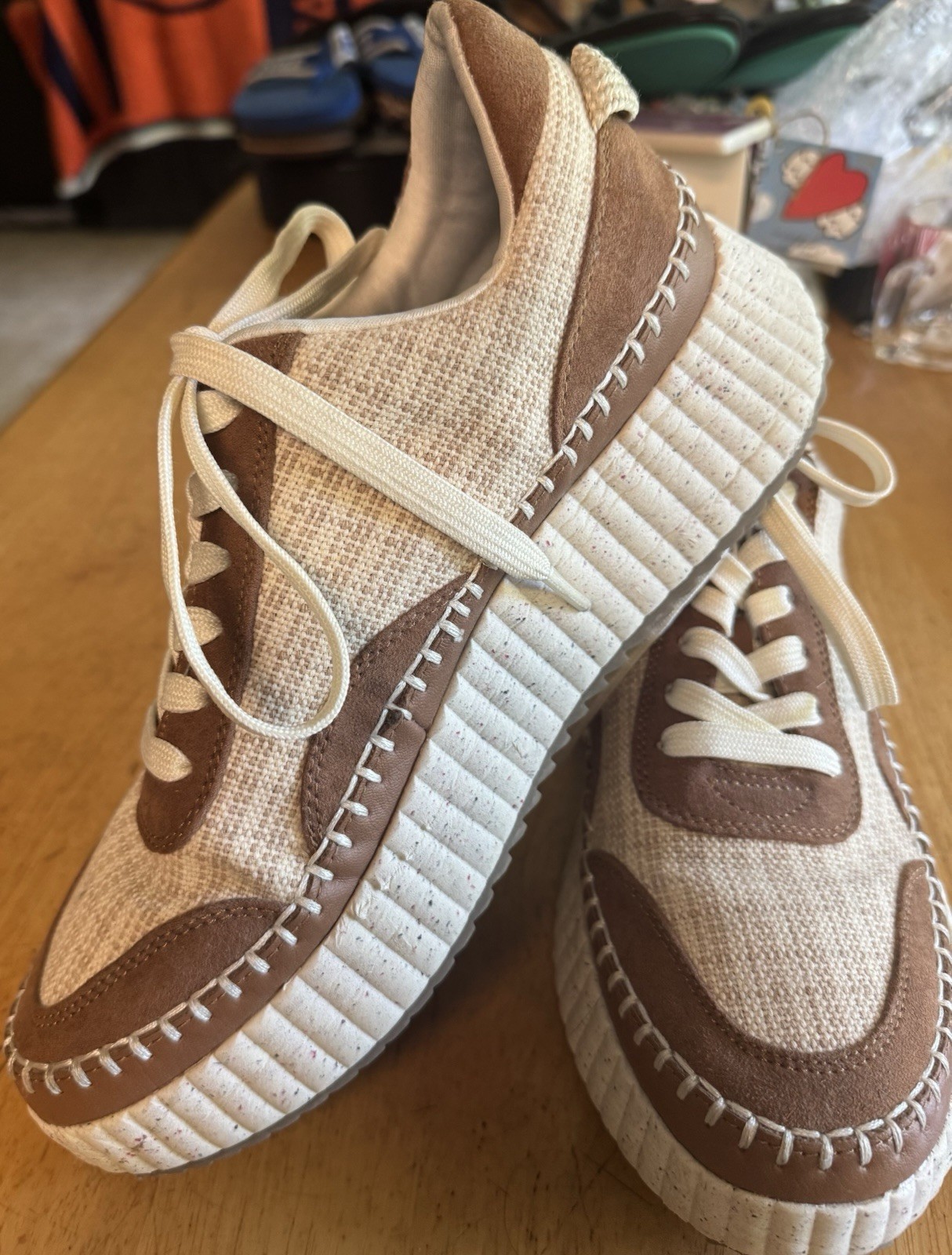 New Universal Thread Women’s Sneakers Size 10 Tan & White Woven Memory Foam