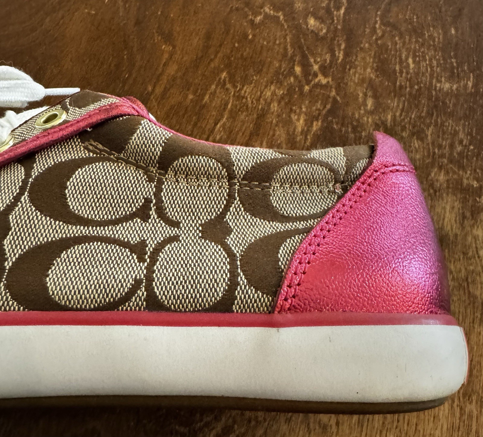 COACH Signature-C BARRETT Low Top SNEAKERS in Tan w/ Hot Pink Metal – WOMEN’S 9