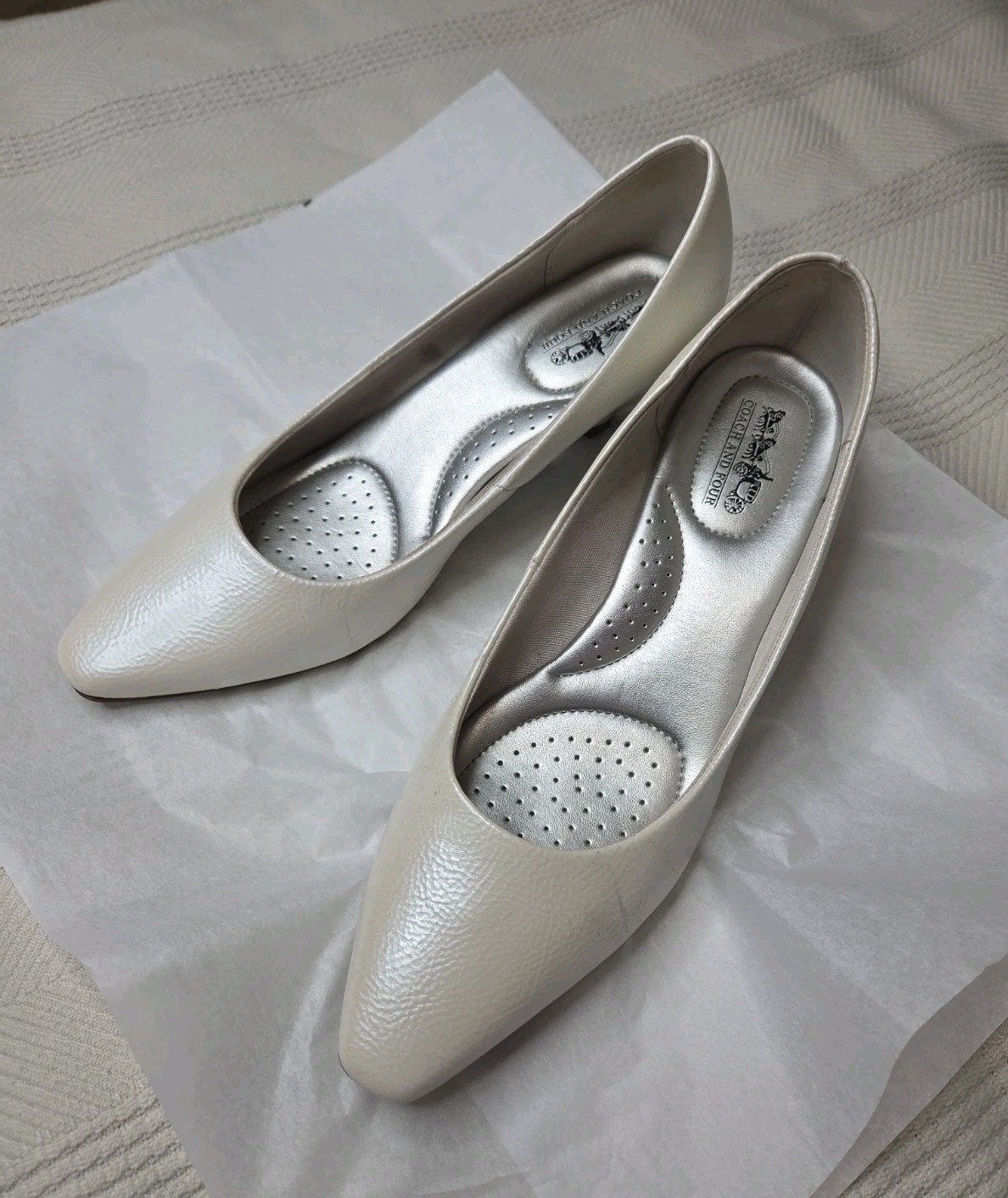 Coach Pearl White Patent Kitten Heel Pumps Women’s 8.5 Pointed Toe EUC