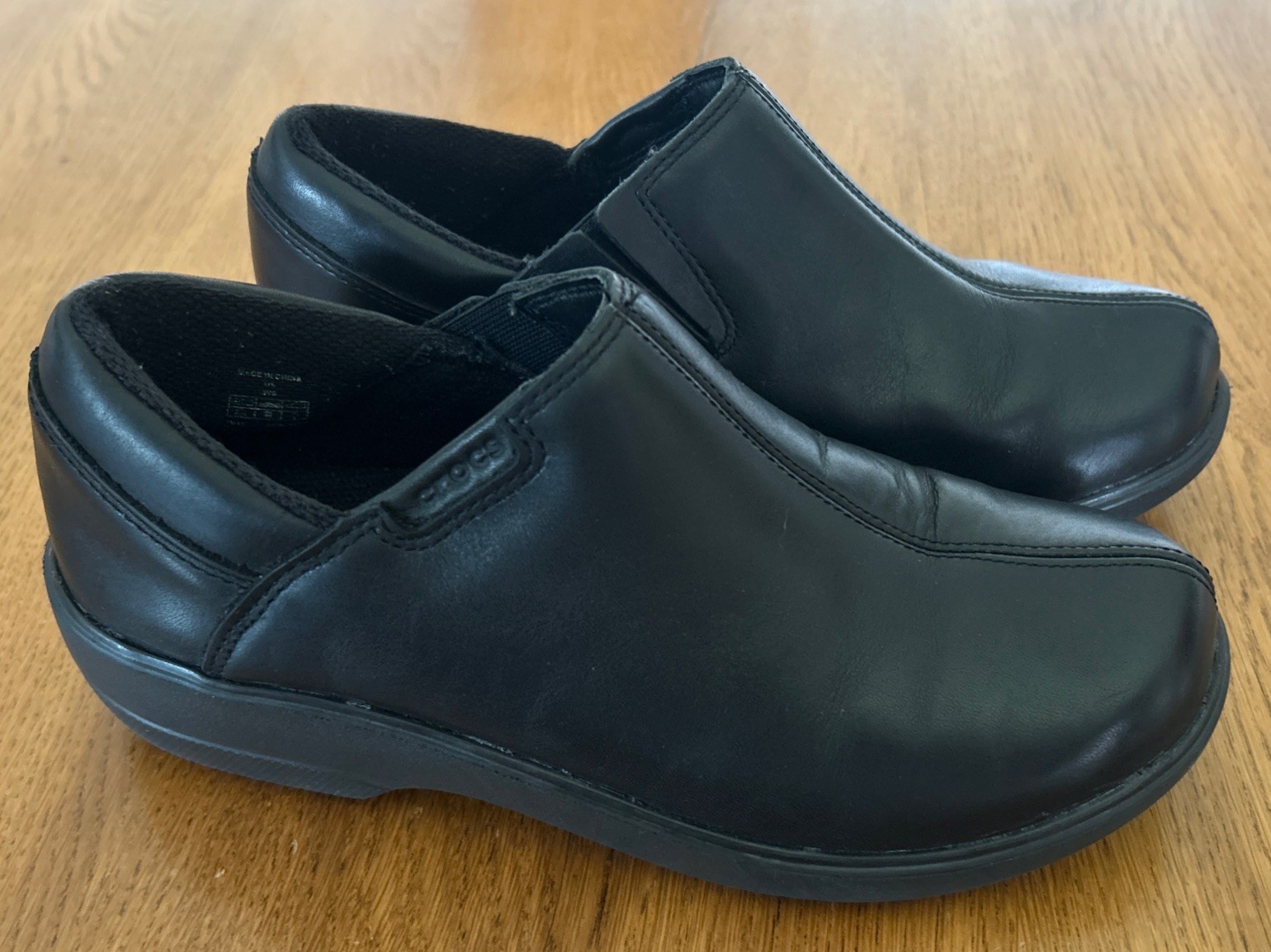 Women’s Size 8 CROCS Black Leather Shoes Slip-Resistant Casual Work Nurse Clogs