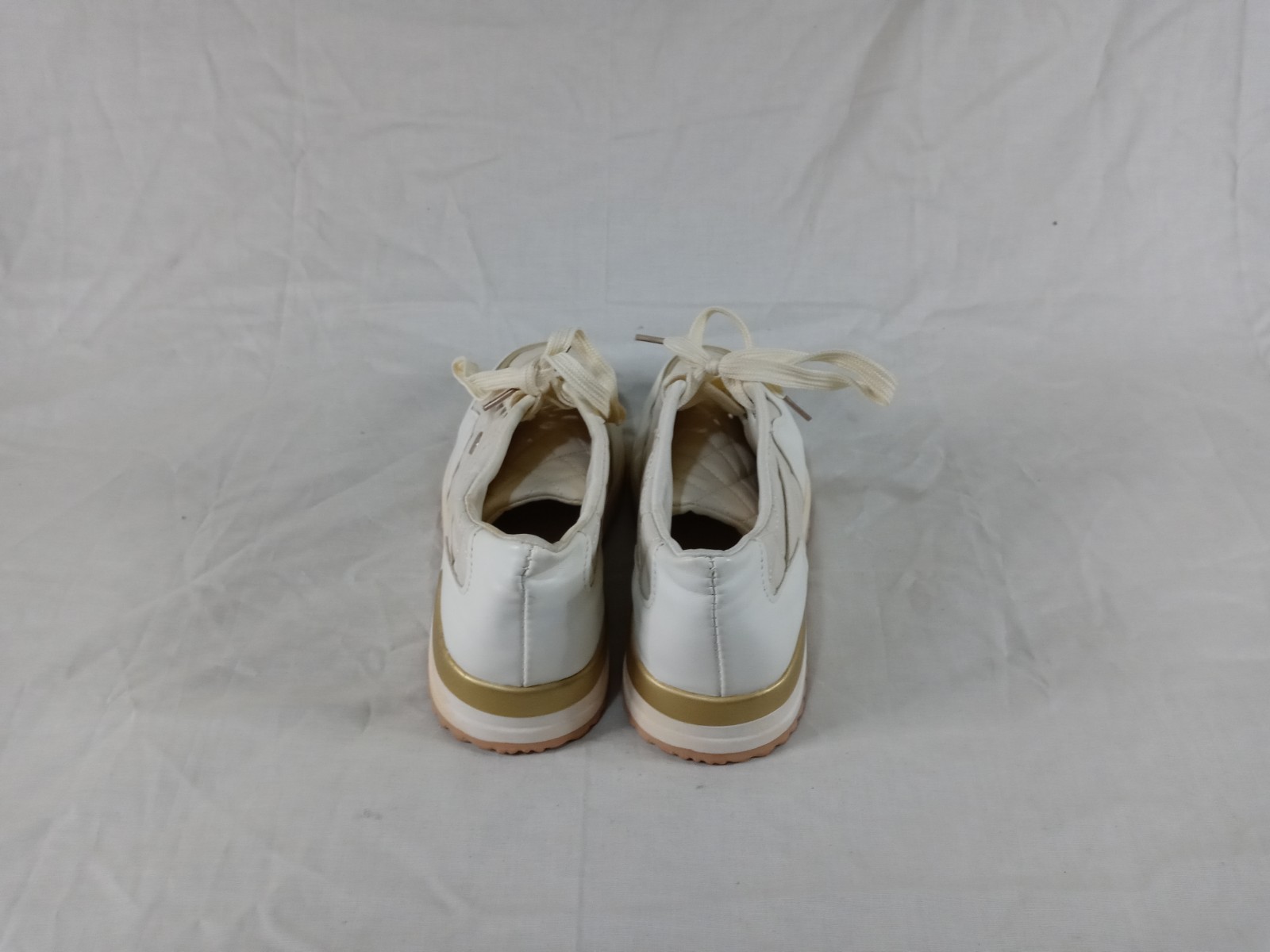Women 8.5 Comfort/ Casual Low Top Fashion Sneakers Lace up Shoes in Great Cond