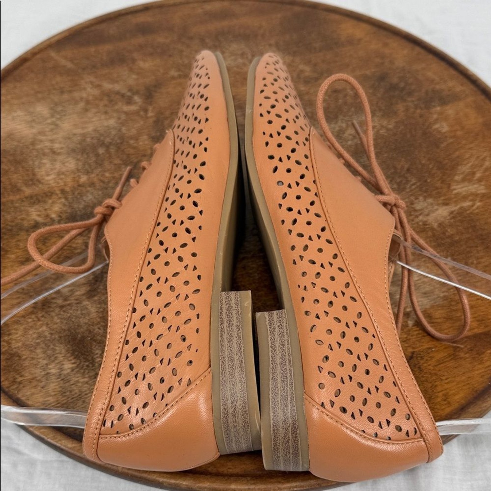 White Mountain Shoes Wm 7.5 M Tan Perforated Leather Lace Up Oxford Laser Cut