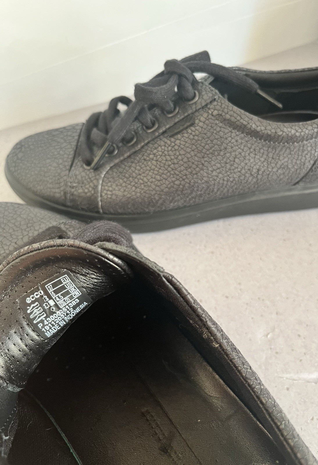 Ecco Shoes Women’s 6 Black Crinkle Leather Sneaker Lace Tie Casual Soft Comfort