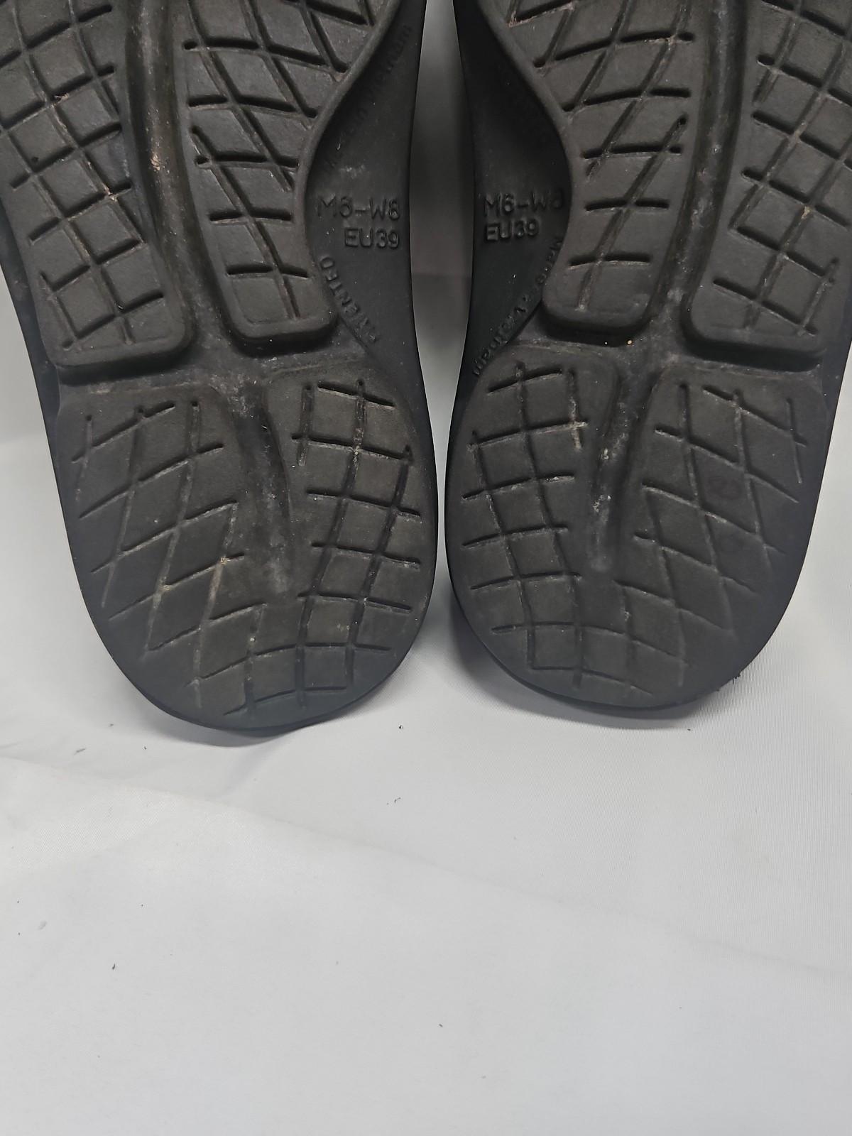 OOFOS Clogs black and gray reptile pattern Animal Print Women’s size 8 GUC