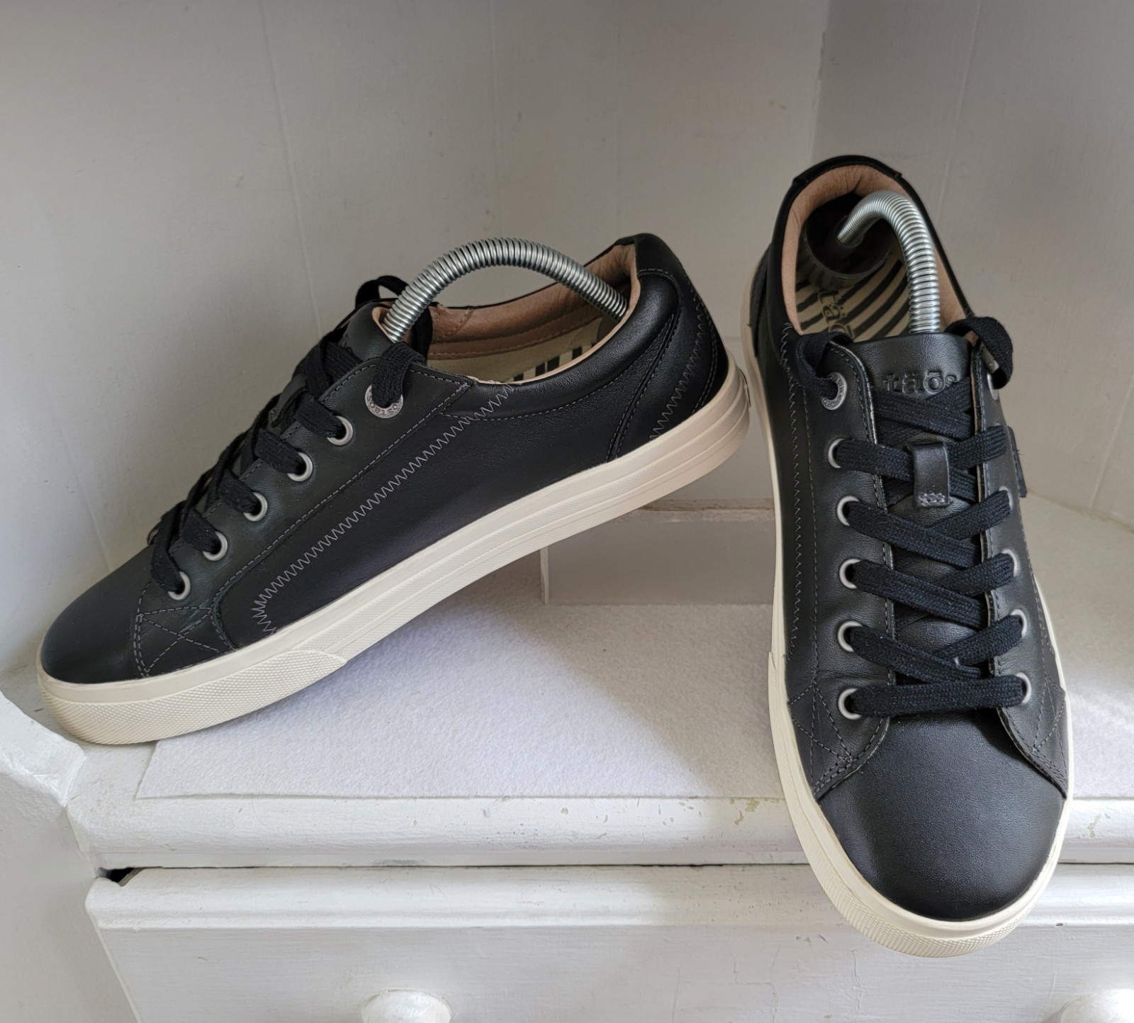 Taos Onward Black Leather Sneakers Size 11 Comfort Arch Support Insole Tie Shoes