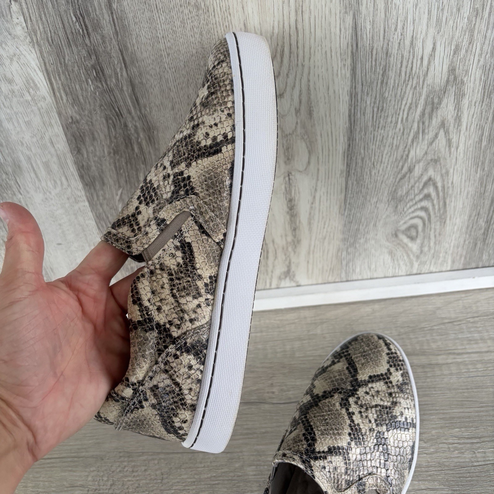 Clarks Snake Print Slip-On Leather Sneaker Shoes Womens 8.5 W Wide Pawley Bliss
