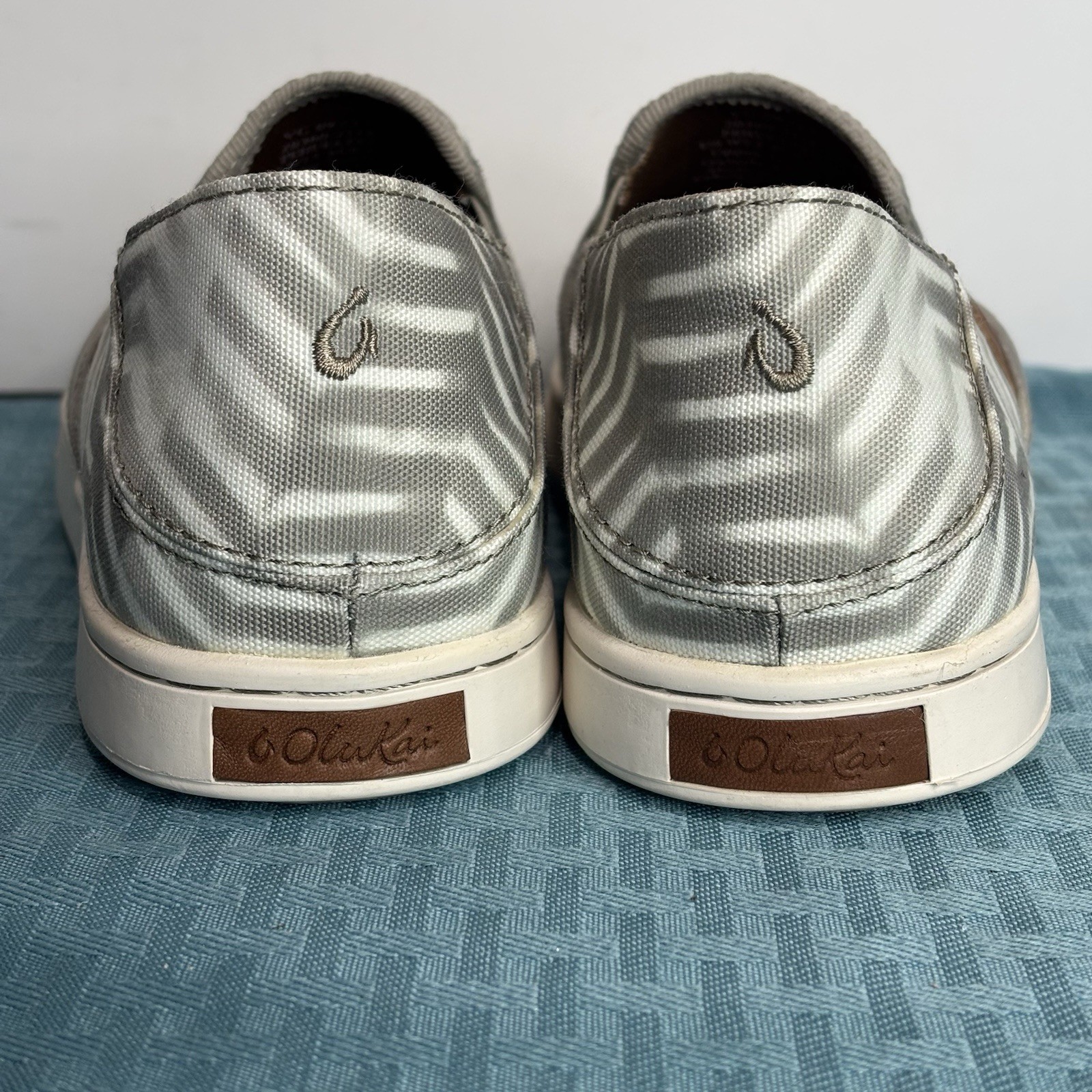 OluKai Pehuea Pai Womens Size 7.5 Shoes Gray/Off White Canvas Slip On Sneakers