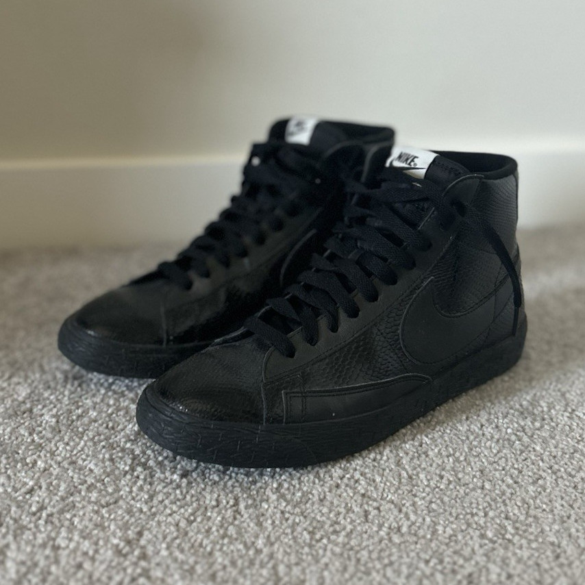 Nike Black Women’s High Top Lace-Up Athletic Sneakers Solid Logo Theme