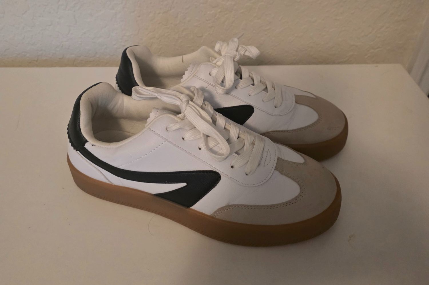 Dolce Vita Russo Ladies White Beige Black Comfy Sneakers size 8.5