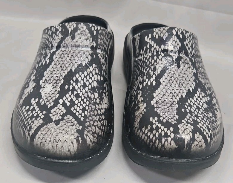 OOFOS Clogs black and gray reptile pattern Animal Print Women’s size 8 GUC