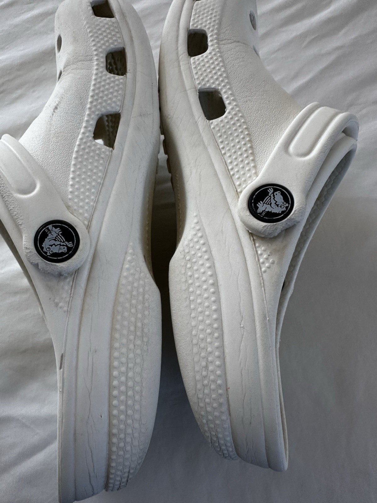 Crocs Unisex White Classic Slip-On Sandals, Ultra Light, Water-Friendly, M4W6