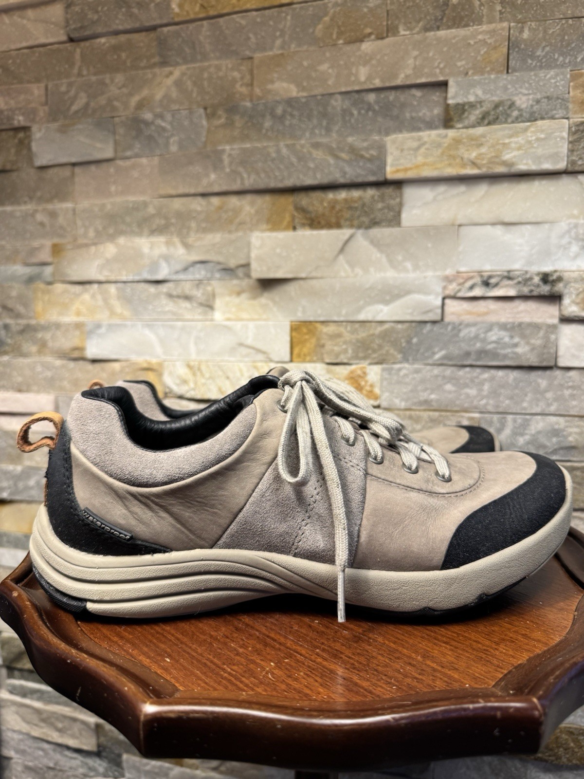 Women’s Sz 9M Clarks Wave Andes Grey Beige Walking Hiking Shoes Sneakers EUC