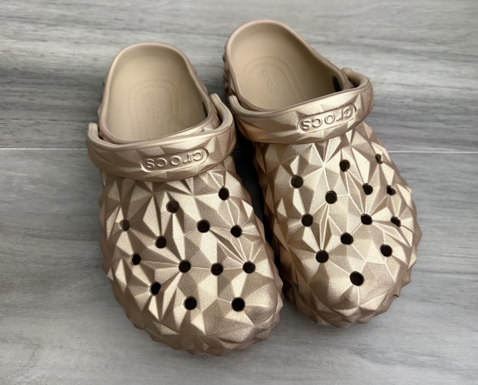 RARE Crocs Geometric Clogs Gold Metallic WOMEN size 7, MEN size 5