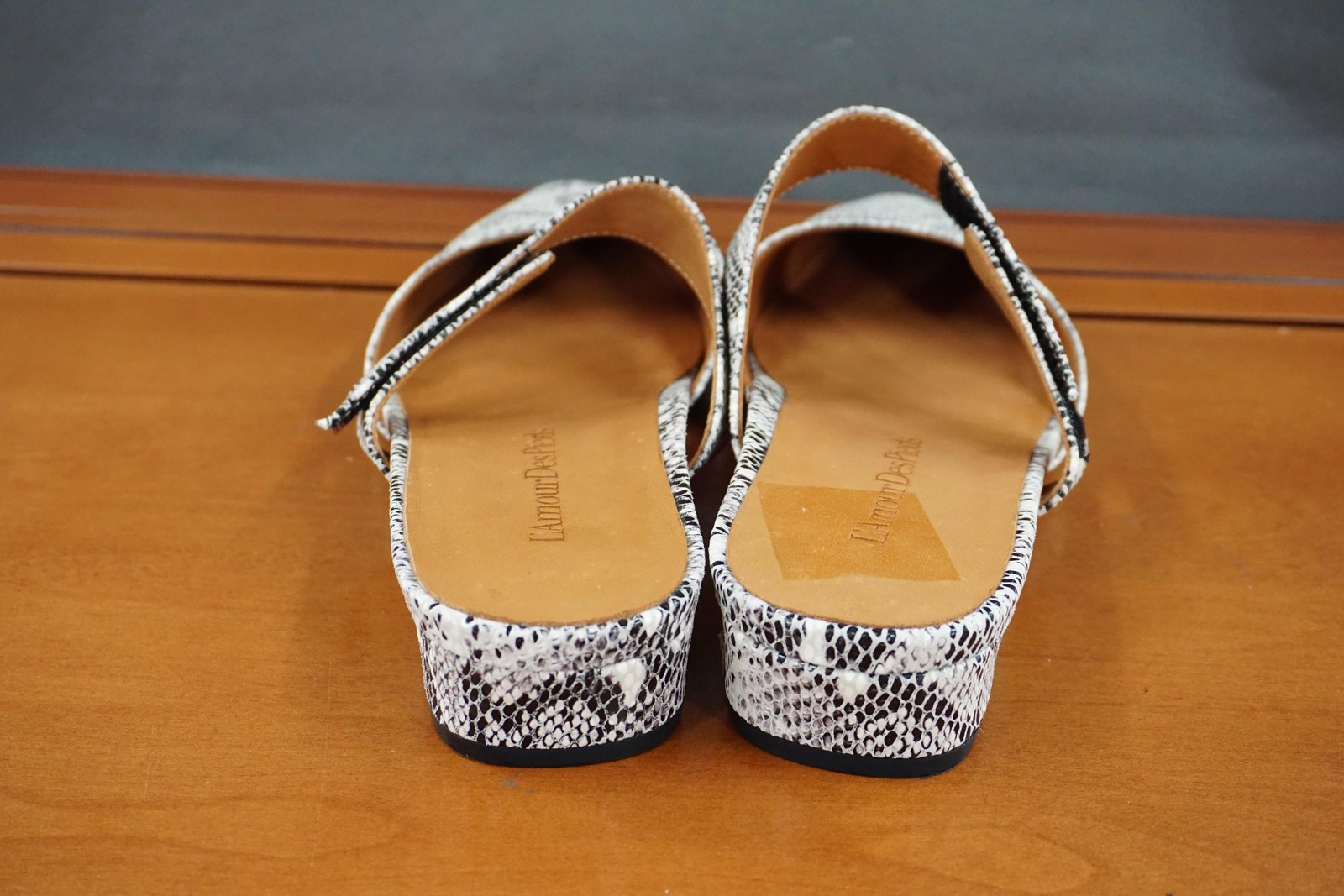 L’Amour Des Pieds Baruk Flats Shoes Womens 8.5 White Snake Print Leather Mules