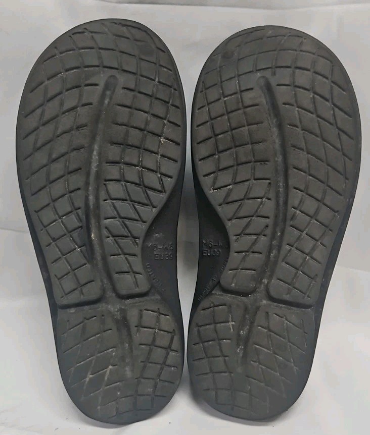 OOFOS Clogs black and gray reptile pattern Animal Print Women’s size 8 GUC