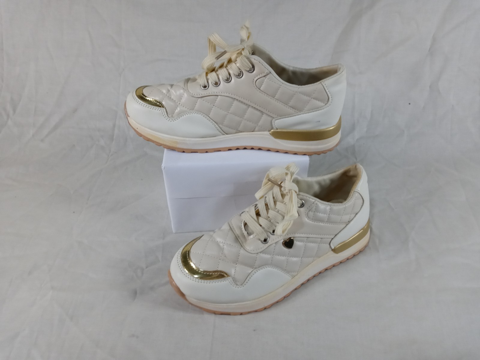Women 8.5 Comfort/ Casual Low Top Fashion Sneakers Lace up Shoes in Great Cond