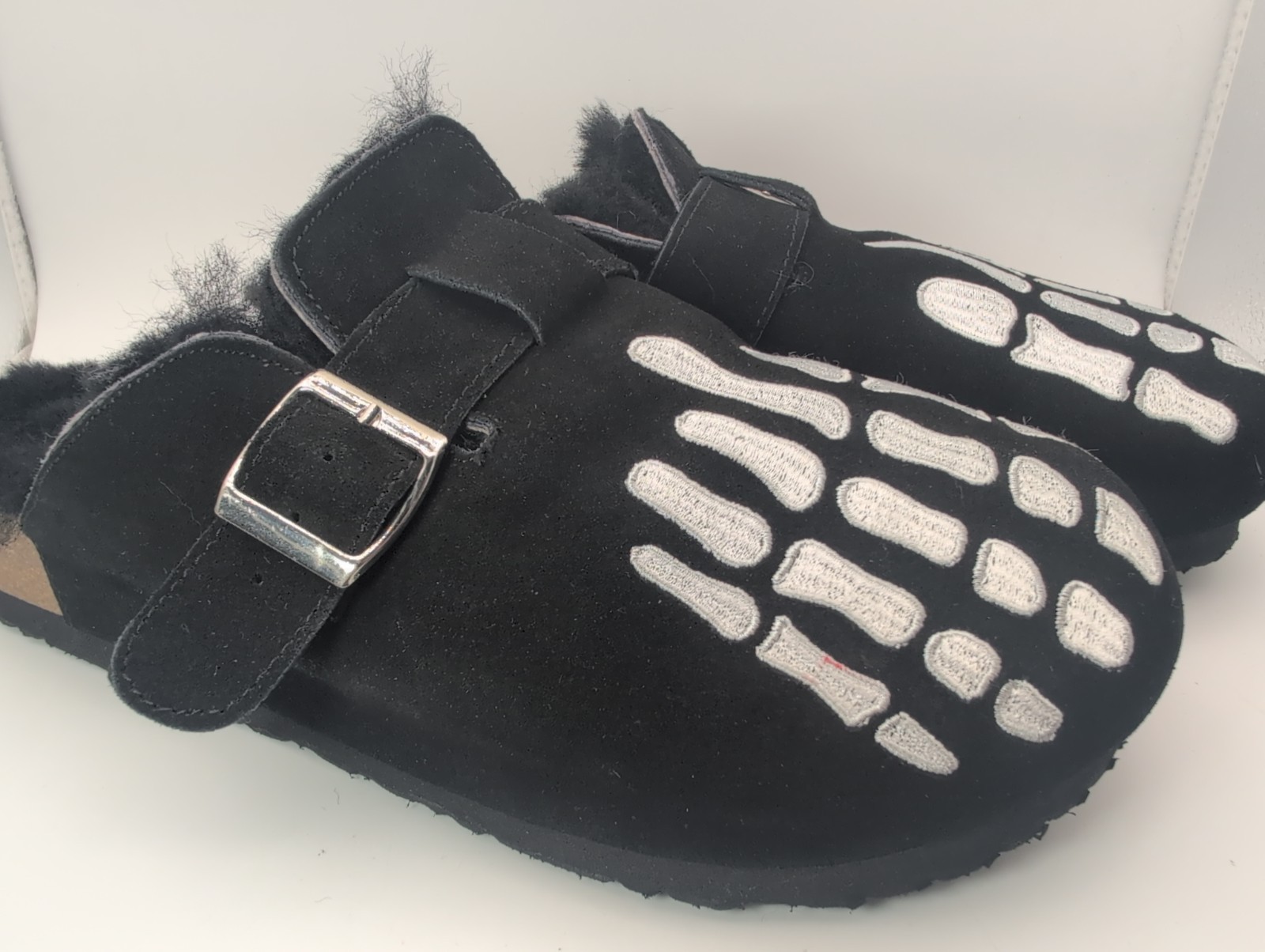 Black Skeleton Embroidered Clogs Fuzzy Soft Black Interior Women’s 7 Halloween