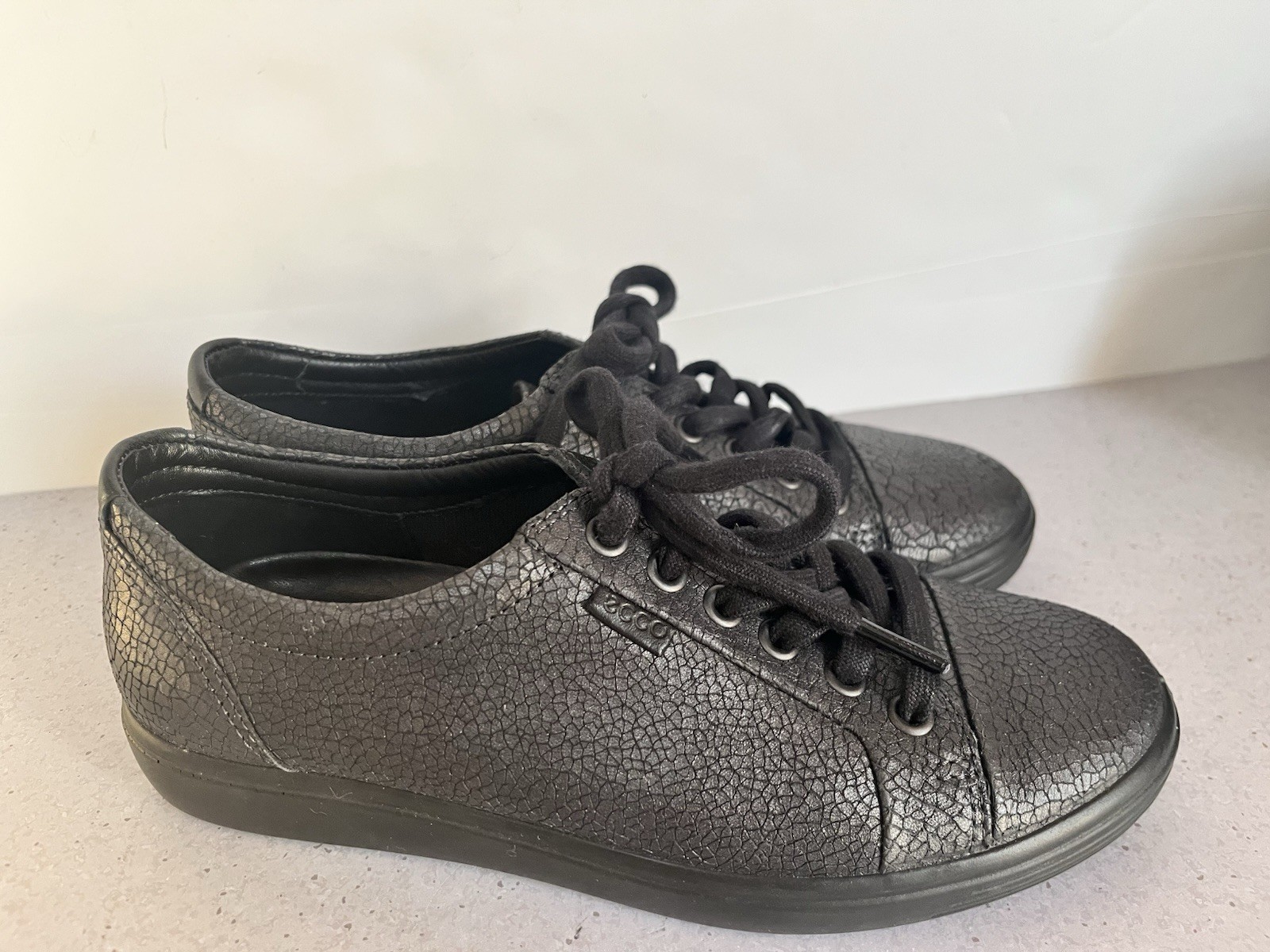 Ecco Shoes Women’s 6 Black Crinkle Leather Sneaker Lace Tie Casual Soft Comfort