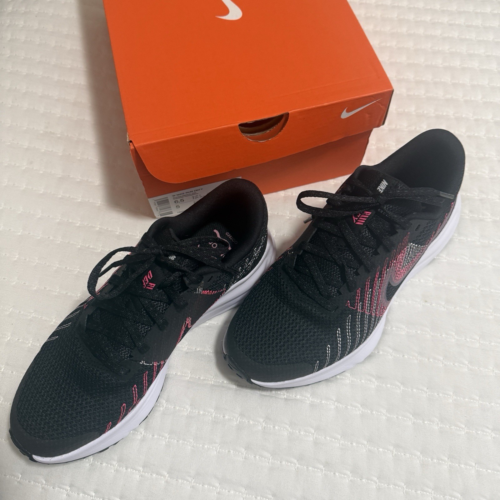 Nike Run Defy 6.5 Women’s Road Running Shoes Black & Pink Lace-Up Sneakers NIB