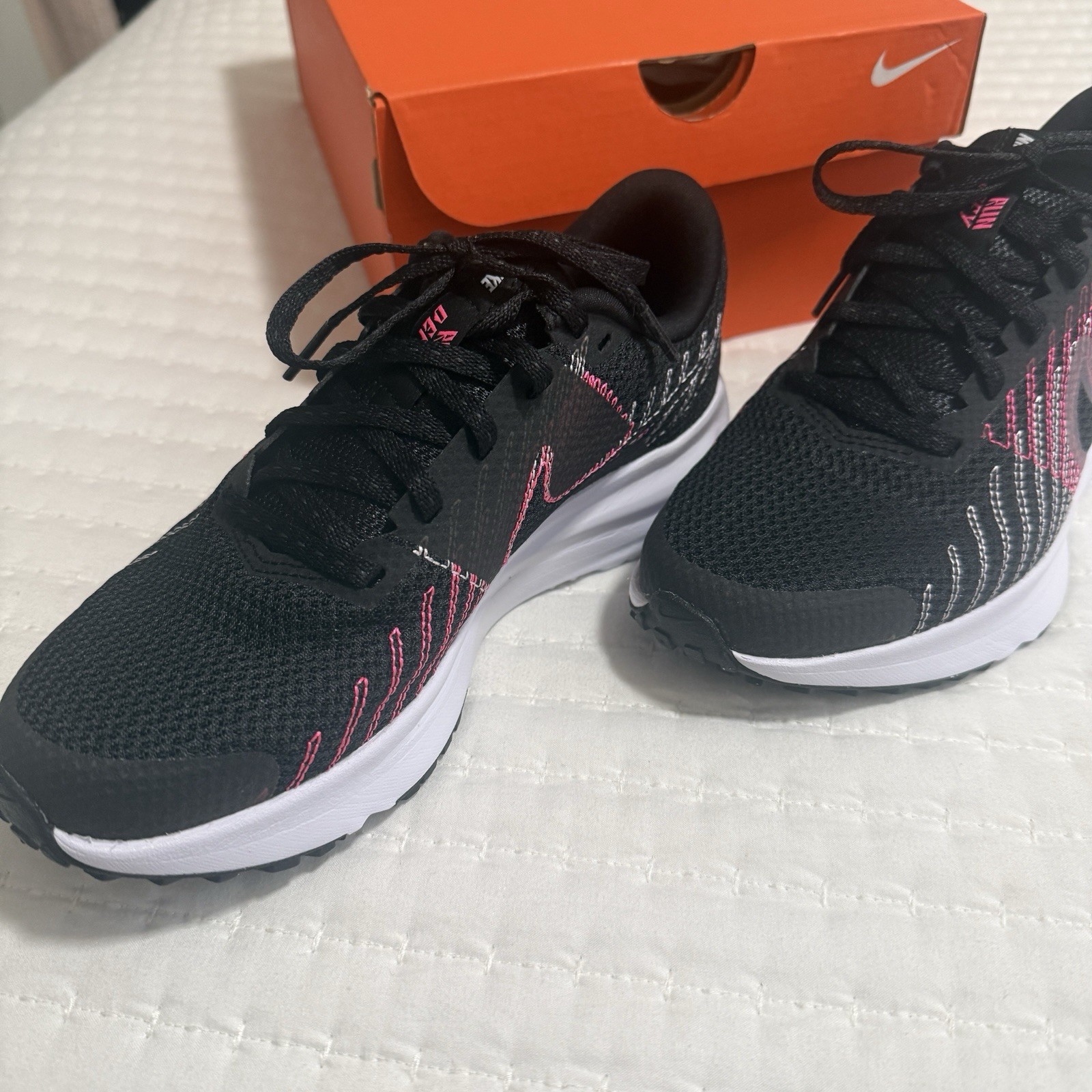 Nike Run Defy 6.5 Women’s Road Running Shoes Black & Pink Lace-Up Sneakers NIB