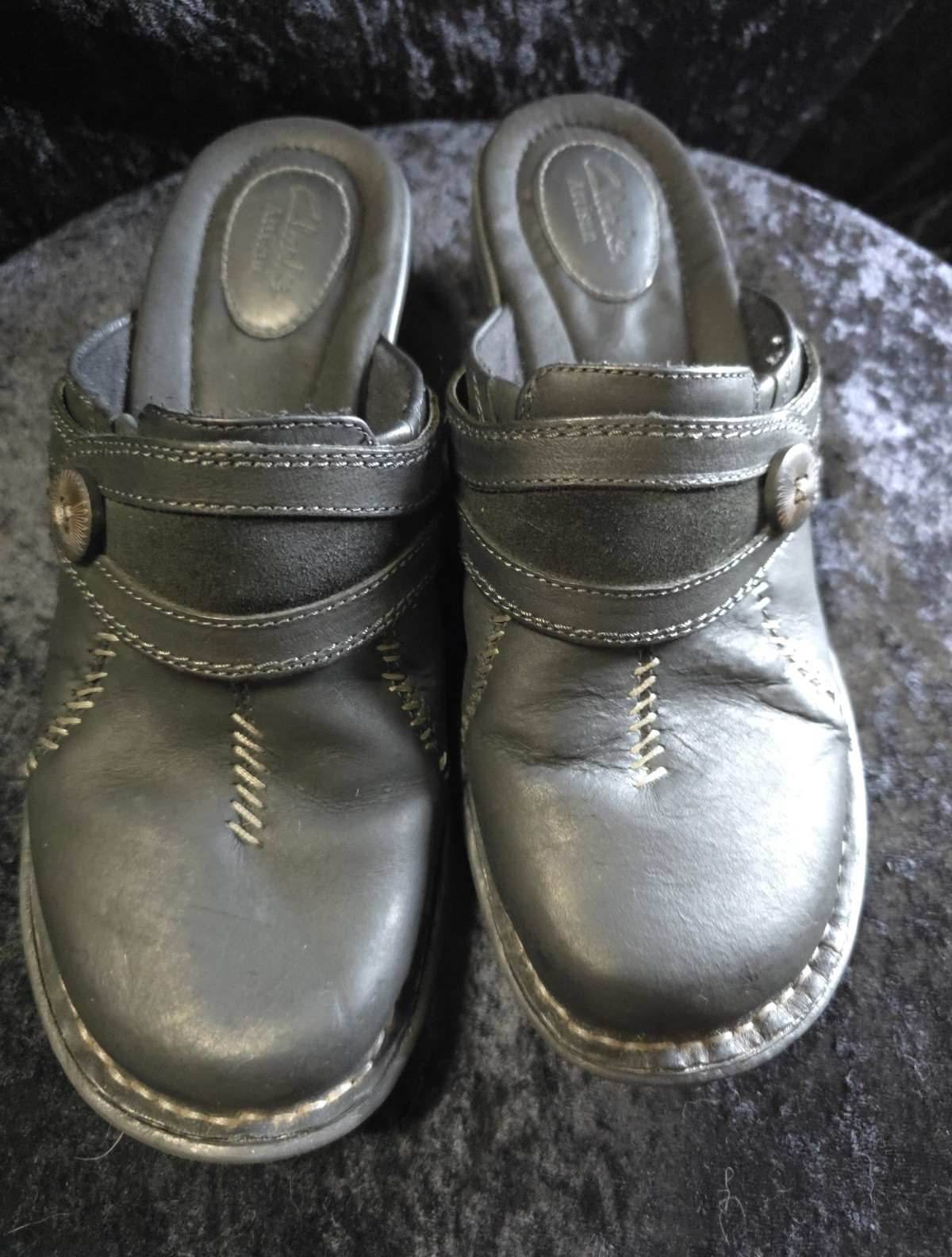 Clarks Artisan Black Leather Mule Clogs Womens 9M Slip-On Comfort Button