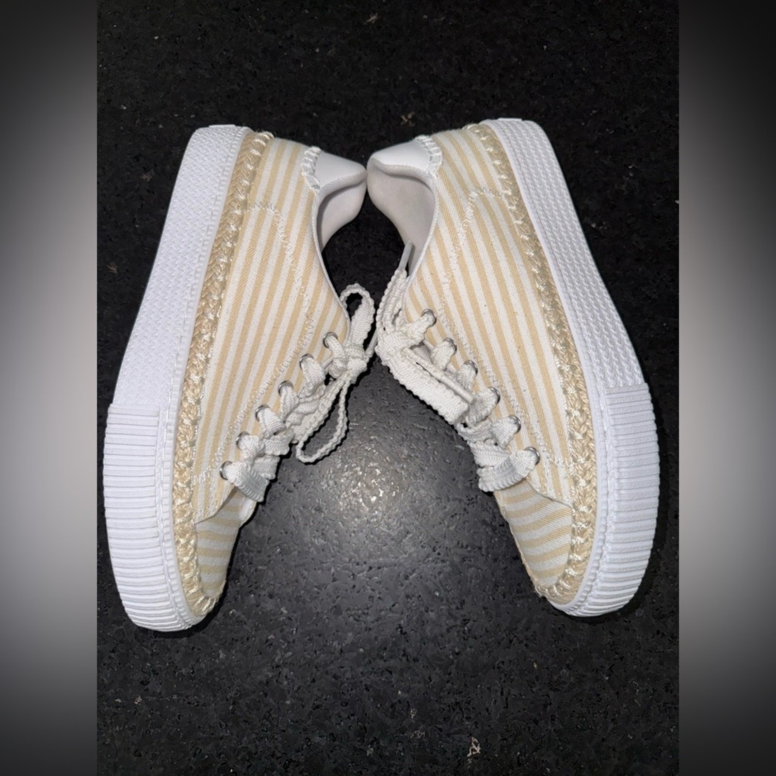 NEW MARC FISHER SPRYNG SNEAKER WHITE BEIGE STRIPES SO CUTE! Sz 7.5