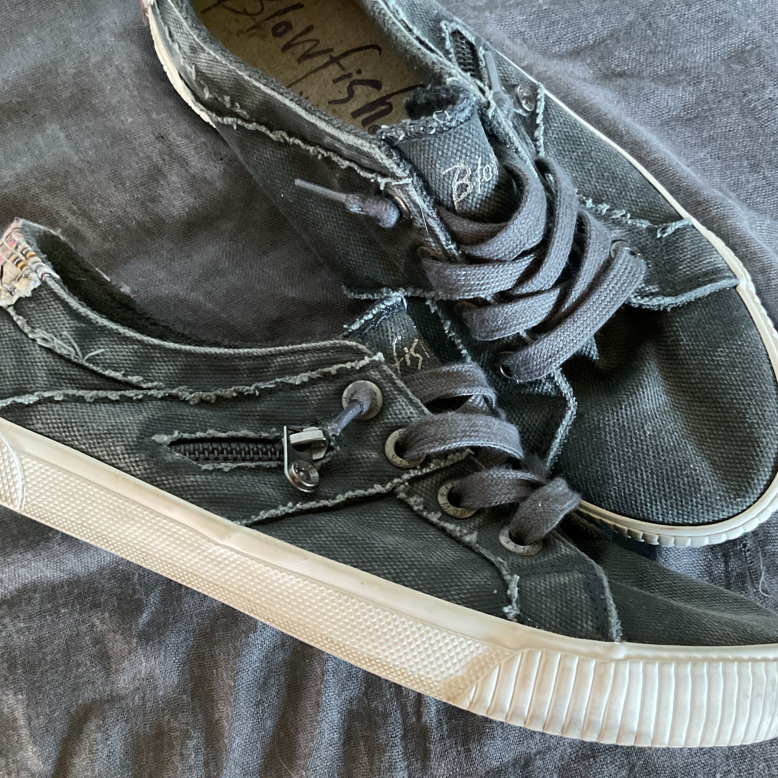 Blowfish Malibu Women’s Gray Low Top Lace-Up Solid Casual Sneaker 9