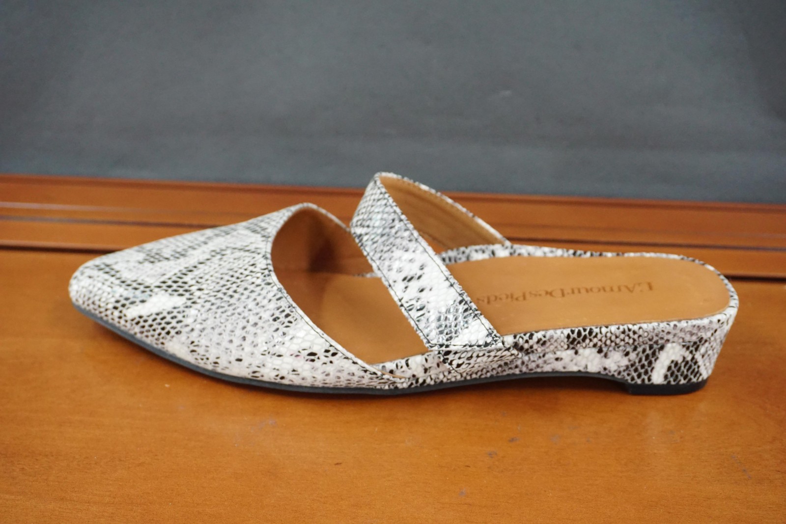 L’Amour Des Pieds Baruk Flats Shoes Womens 8.5 White Snake Print Leather Mules