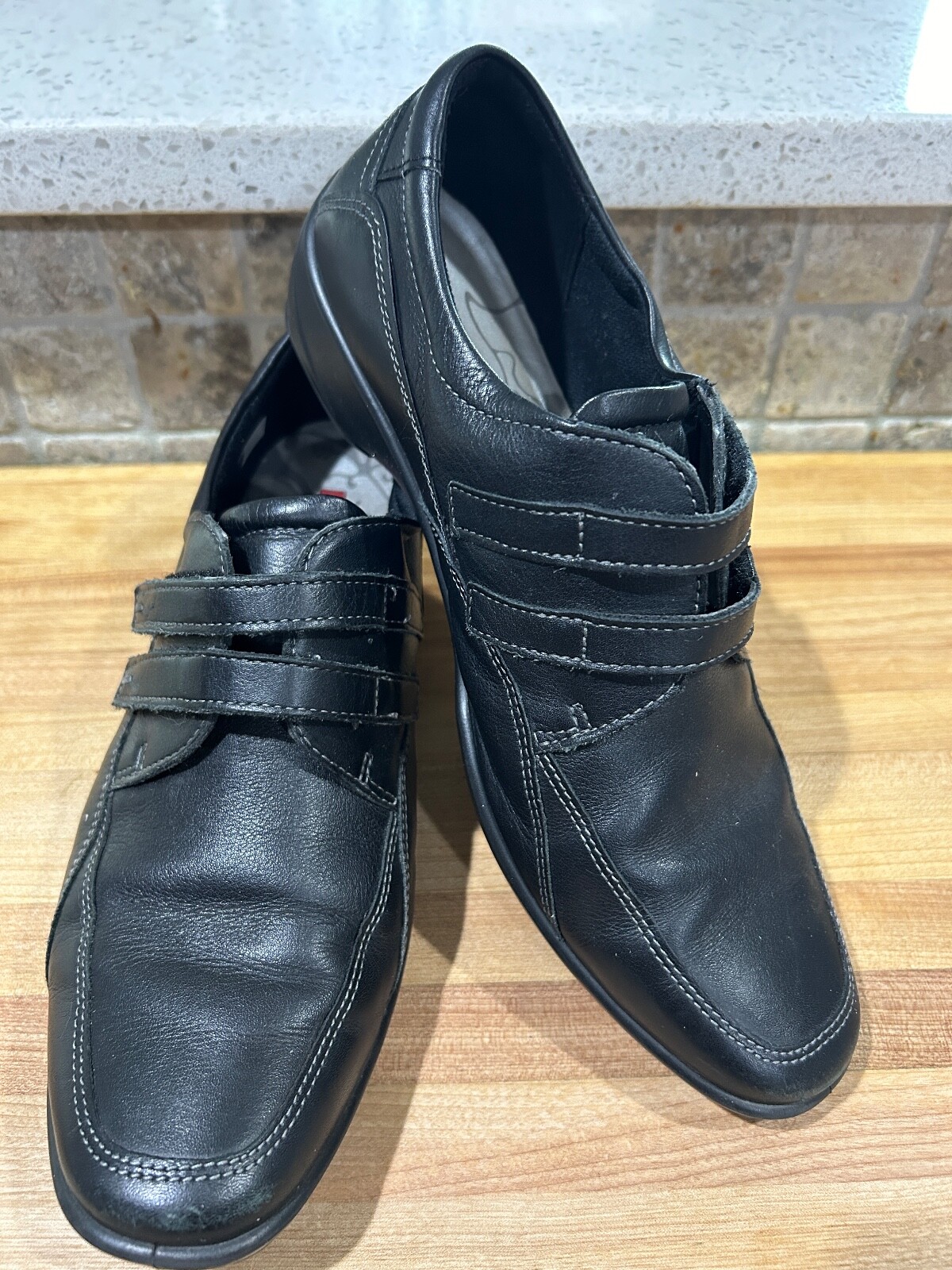 Ecco Black Women’s Size 38 US 7 Leather Upper Shoes Hook & Loop Straps