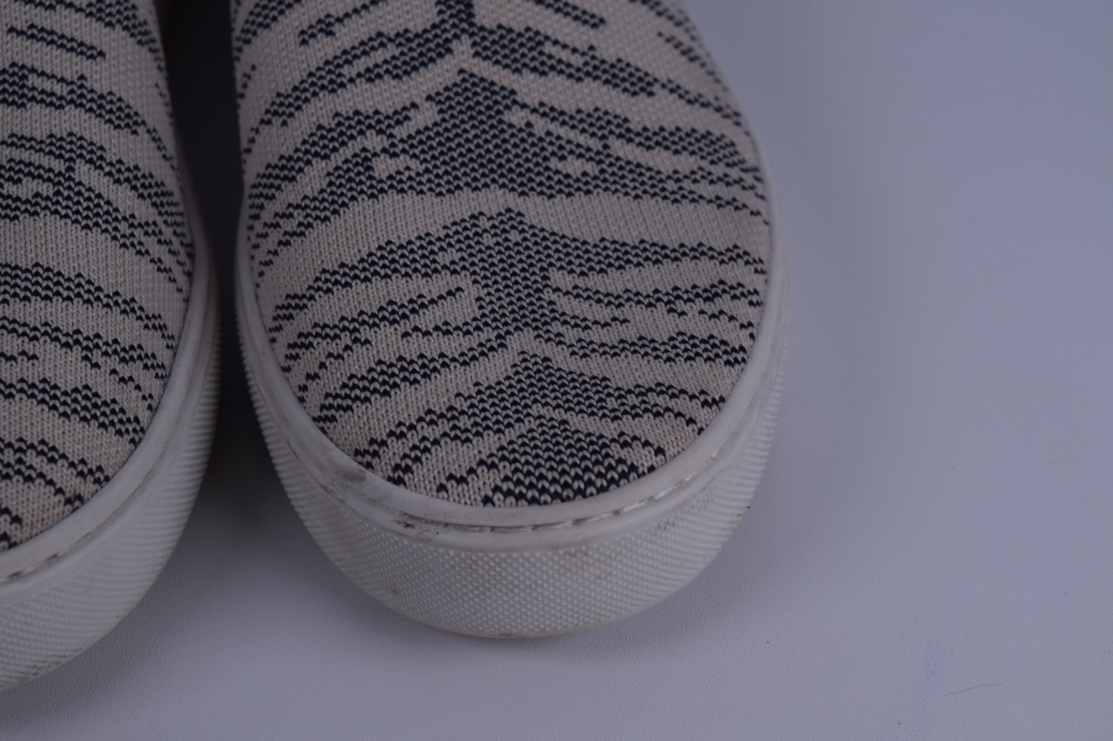 Rothy’s Women’s The Original Slip On Sneaker Maritime Tiger Navy White Size 8