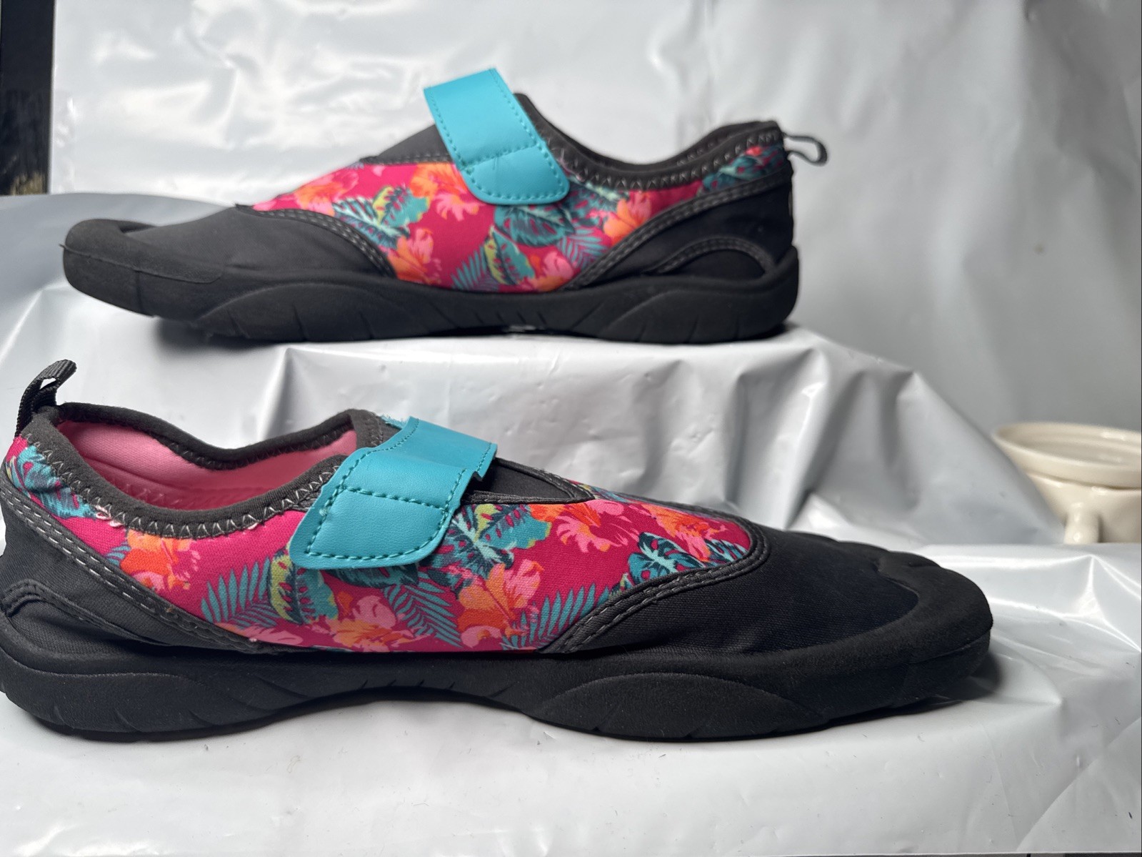 Newtz Water Shoes Womens Sz 11 Slip On Beach Vacation Travel Pink Tropical