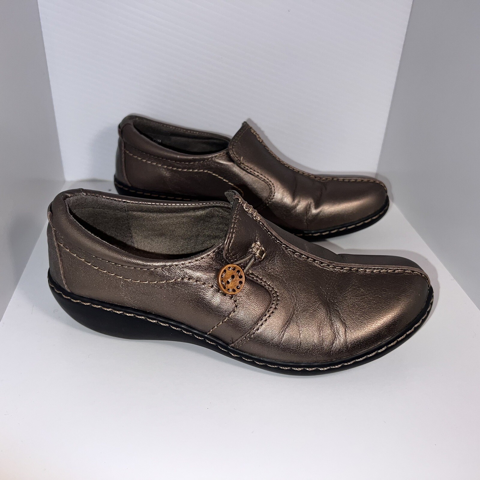 Clarks, 7.5M, leather slip on bungee wooden button, toggle golden bronze loafer