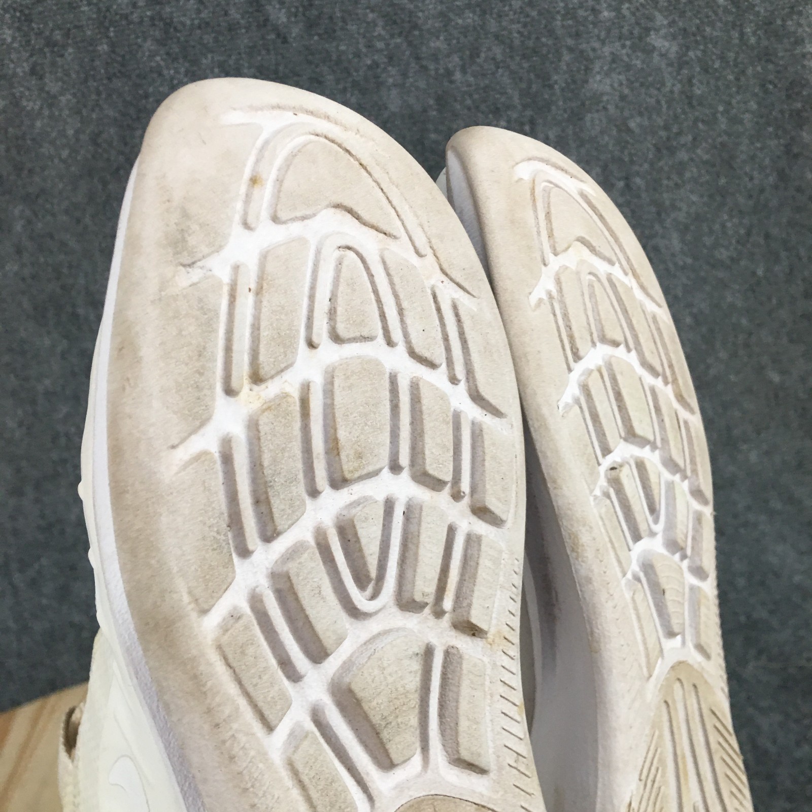 Nike Shoes Womens 7 Air Max Axis Sneakers White Mesh Lace Up Sports AA2168-100